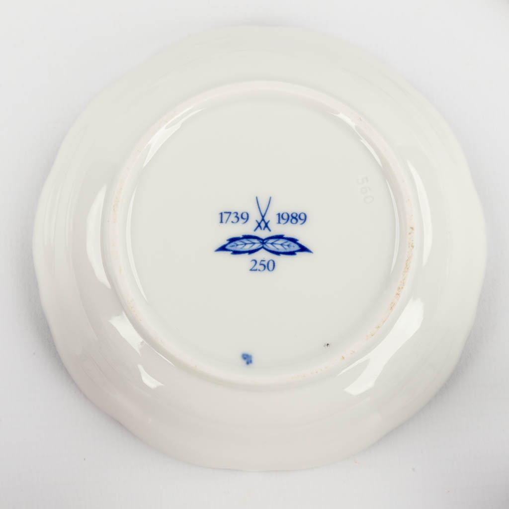 Meissen Zwiebelmunster, a large collection of Items accessories and parts of a dinner serviceÊmade o - Image 2 of 25