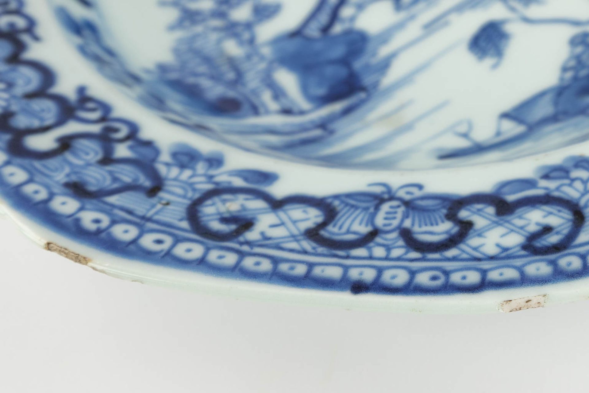 A collection of 7 Chinese plates and platters made of blue-white porcelain. (34 x 40,5 cm) - Image 9 of 23