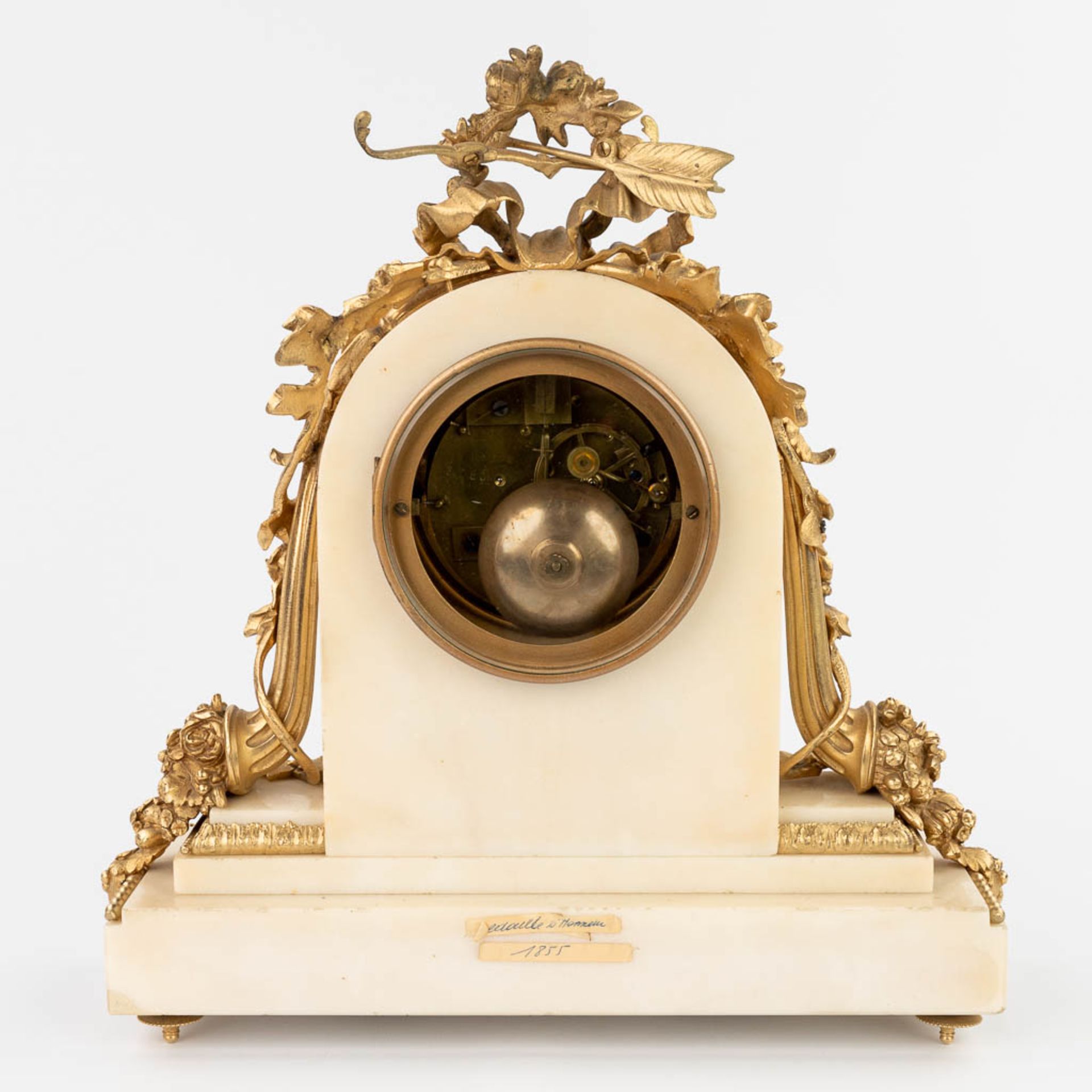 A table clock made of white marble mounted with gold-plated bronze in Louis XVI style. (12 x 32 x 33 - Image 4 of 15