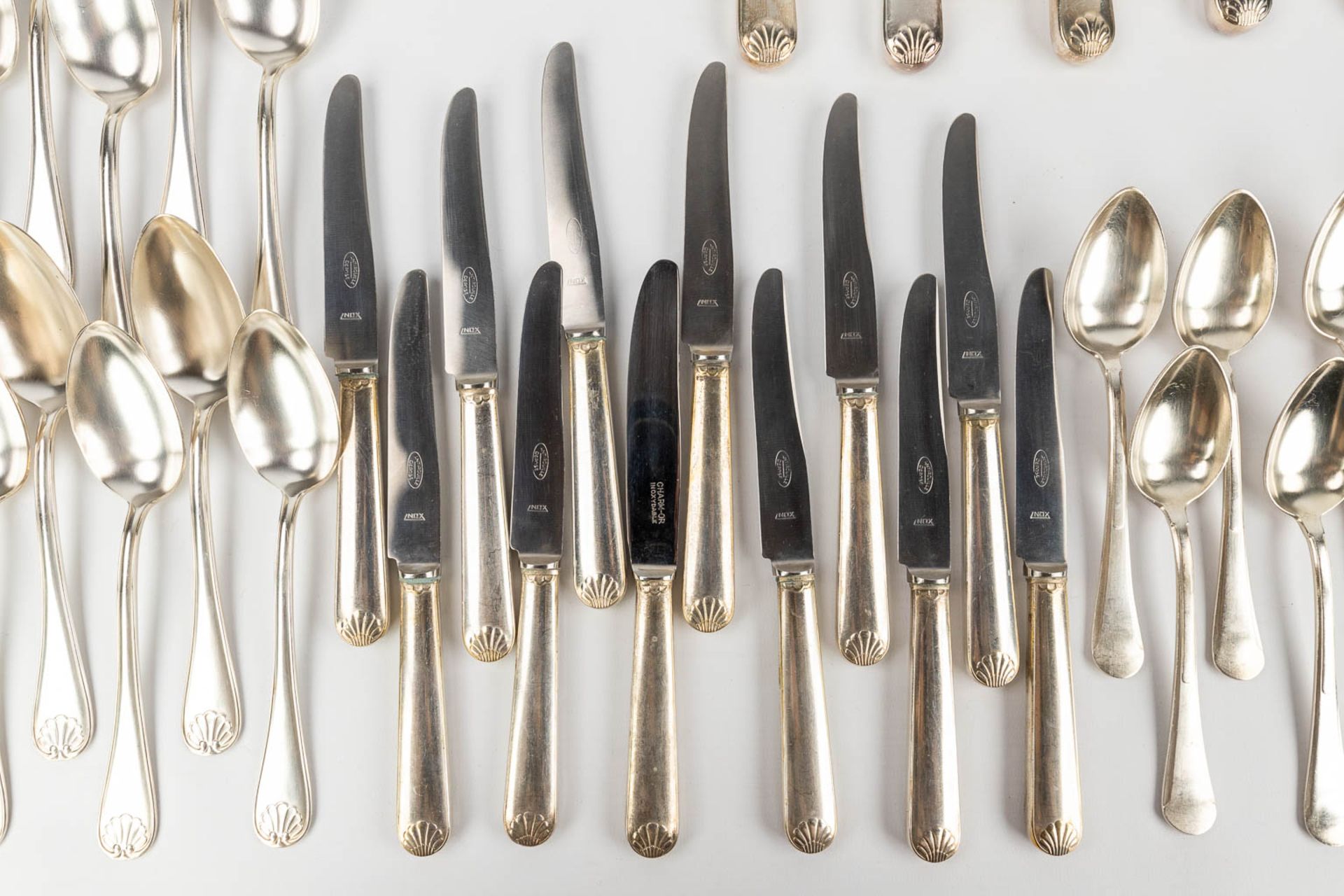 A large collection of cutlery and table accessories made of silver-plated metal. - Image 7 of 12