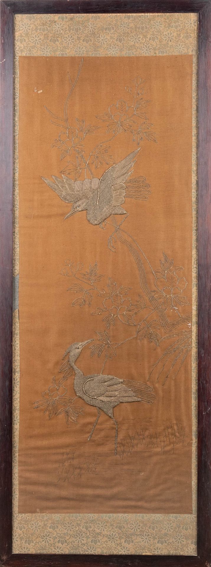 A Chinese embroidery with images of two birds, 19th C. (130 x 50 cm) - Bild 4 aus 6
