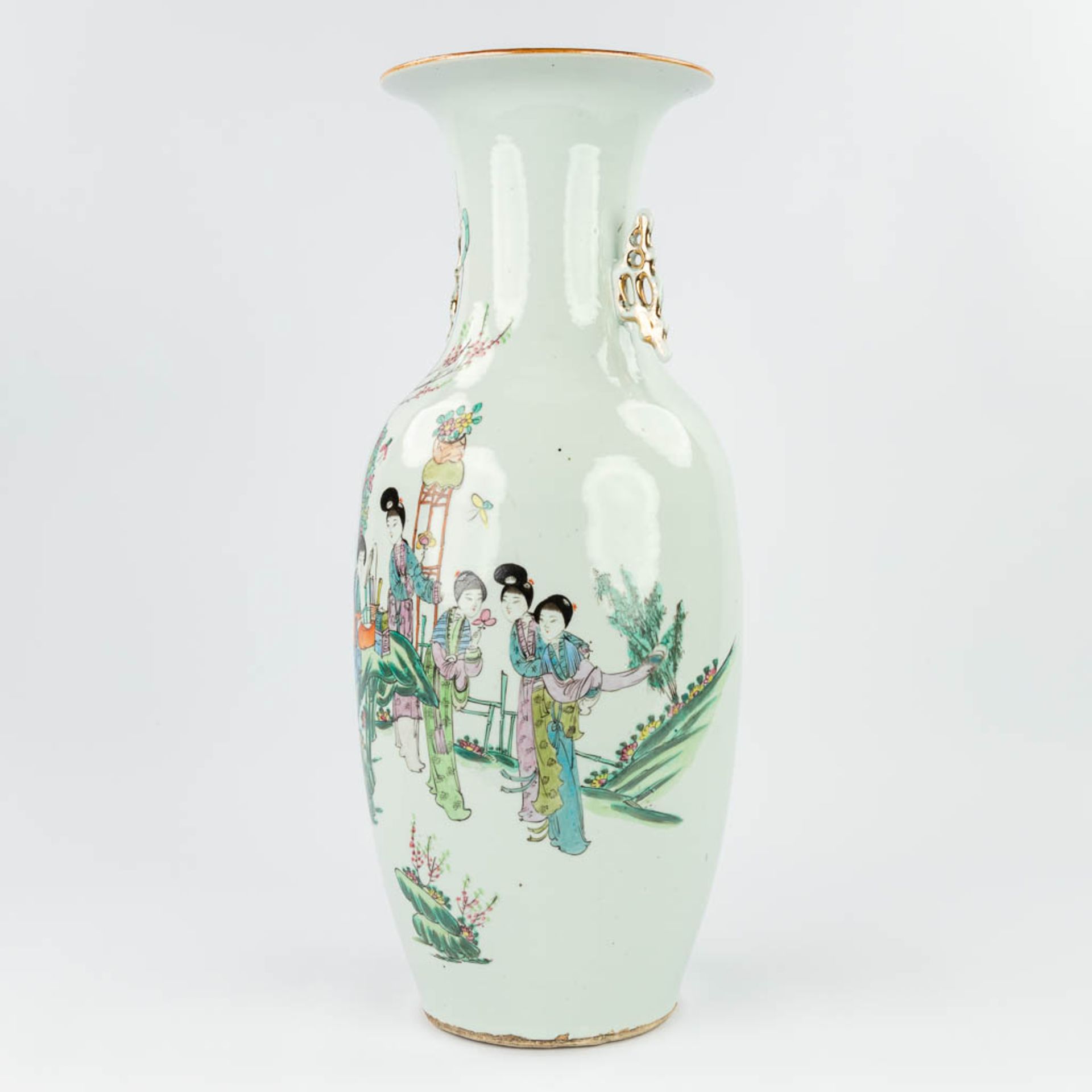 A Chinese vase decorated with a hand-painted decor of ladies. (57 x 23 cm) - Bild 8 aus 12