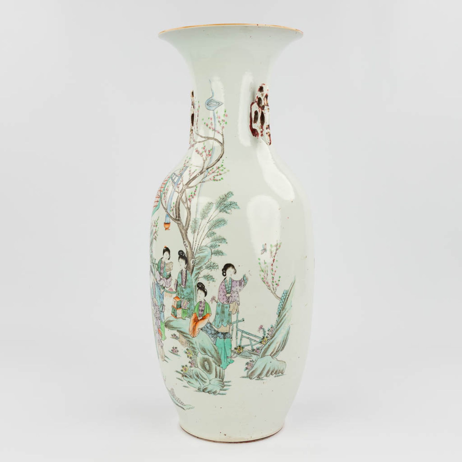 A Chinese vase decorated with ladies in the garden. 19th/20th C. (58 x 23 cm) - Image 11 of 13