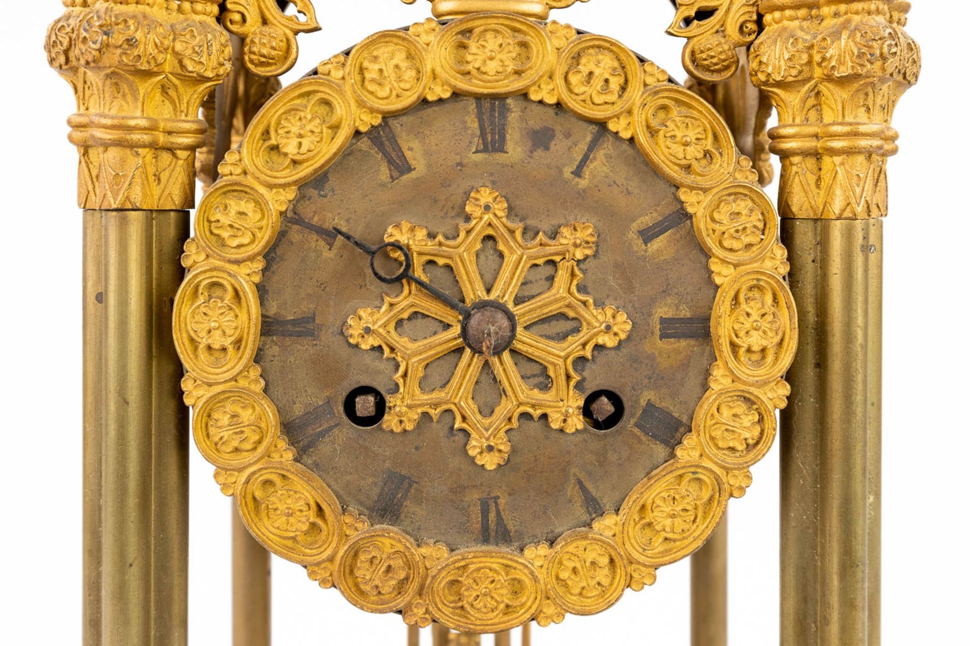 A table column clock made of gilt bronze in a gothic revival style. (11 x 19,5 x 43cm) - Image 11 of 15