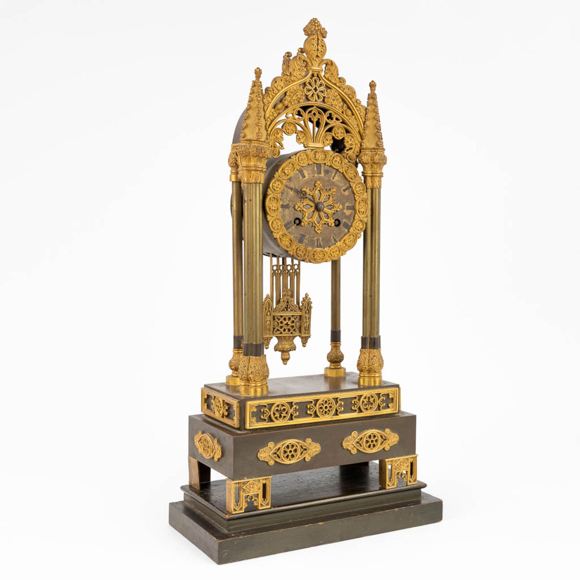 A table column clock made of gilt bronze in a gothic revival style. (11 x 19,5 x 43cm) - Image 14 of 15