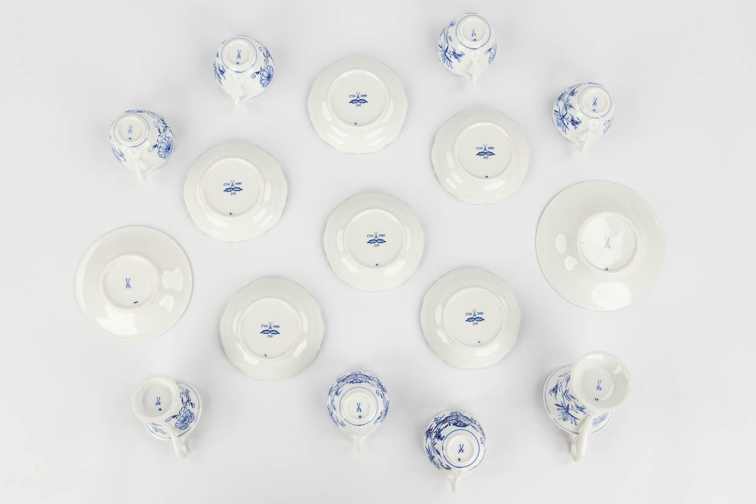 Meissen Zwiebelmunster, a large collection of Items accessories and parts of a dinner serviceÊmade o - Image 22 of 25
