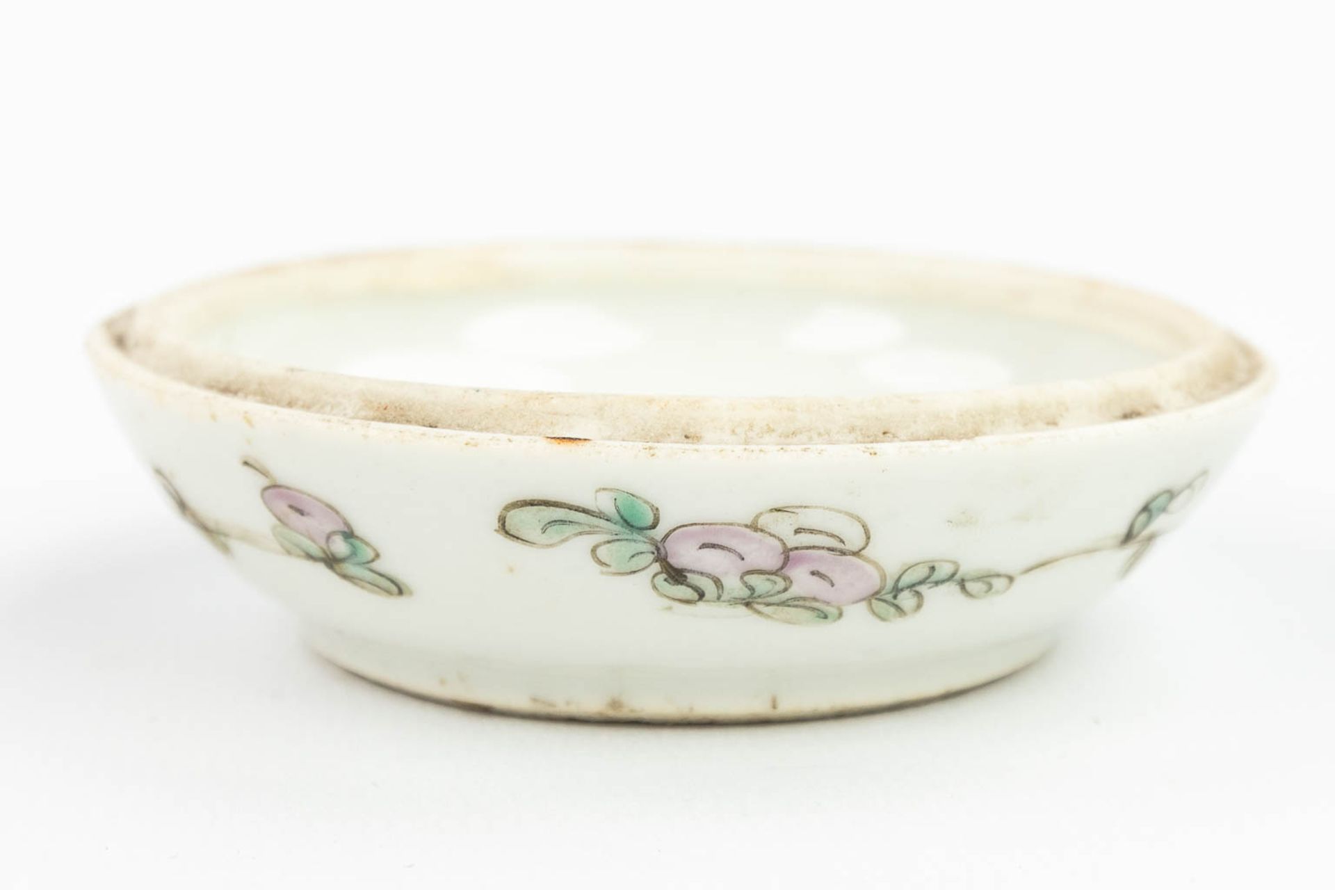 AÊset of 2 Chinese pots with lid, with hand-painted decor and made of porcelain (5 x 8,5 cm) - Image 3 of 18