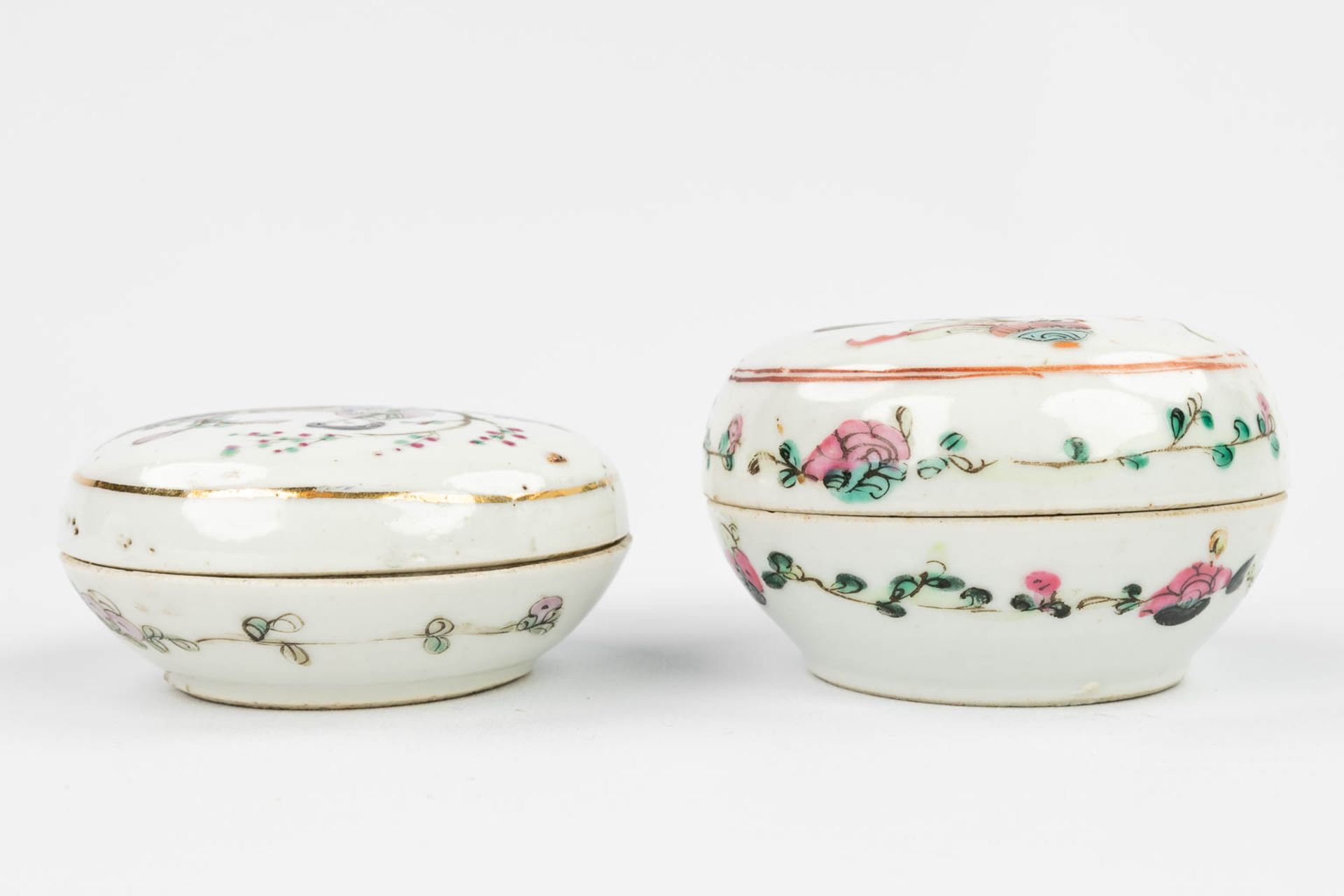 AÊset of 2 Chinese pots with lid, with hand-painted decor and made of porcelain (5 x 8,5 cm) - Image 8 of 18