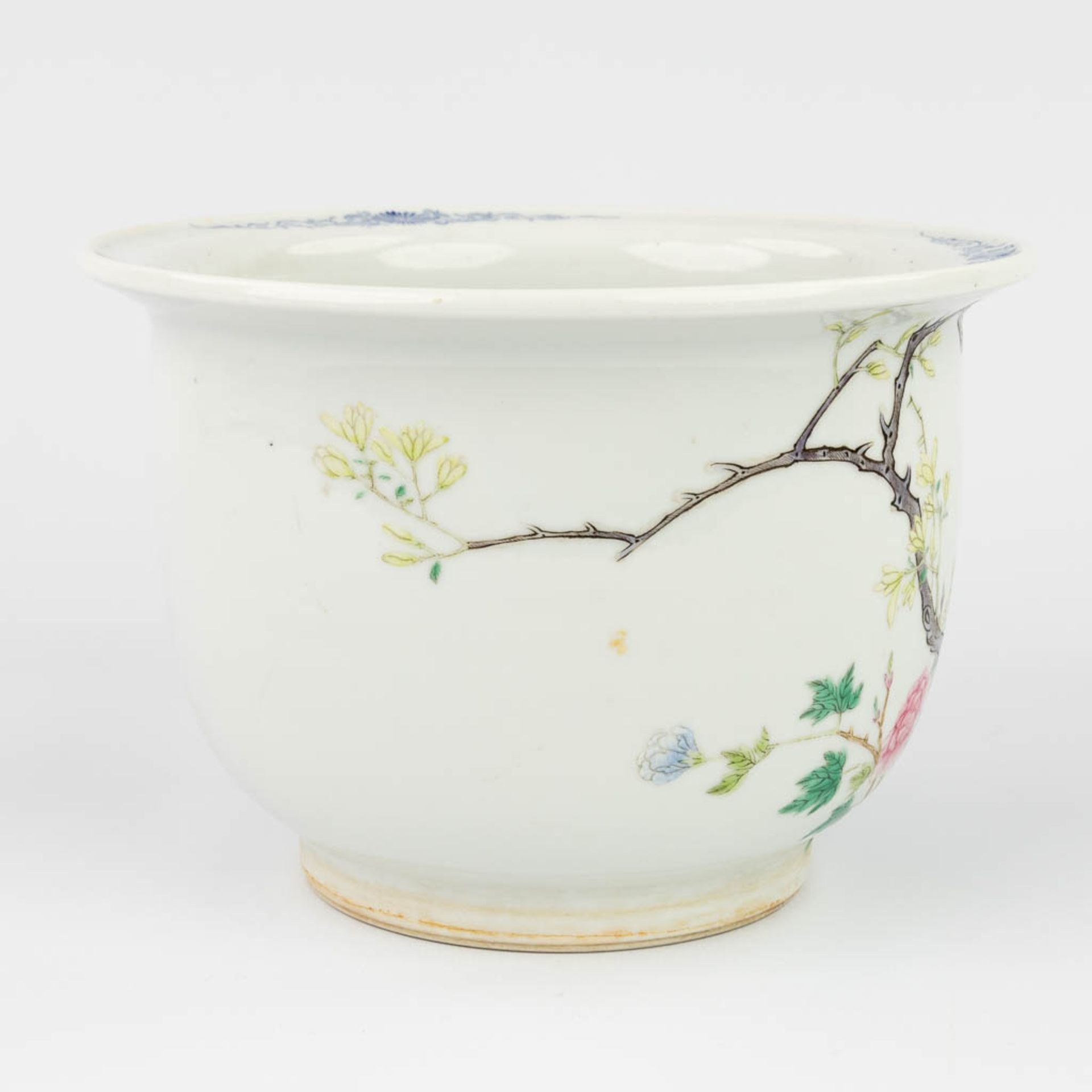 A Chinese Cache-pot flower pot made of porcelain, with a hand-painted decor of birds and flowers. (1 - Bild 8 aus 13