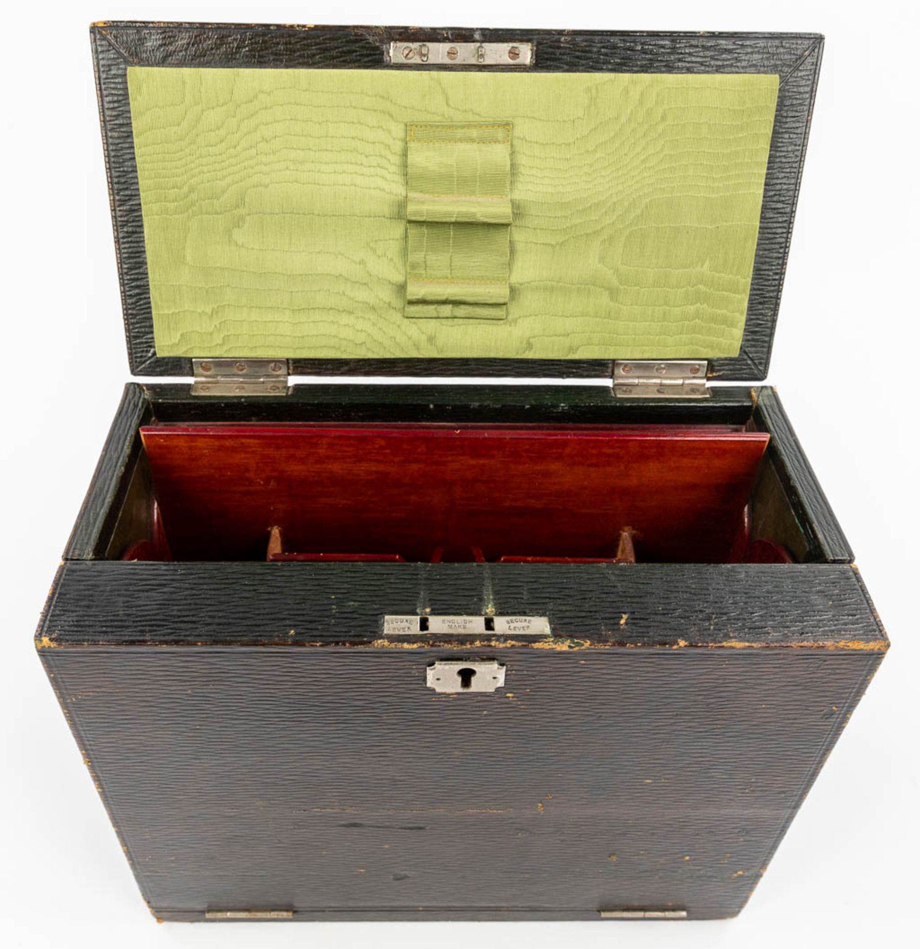 A travellers writing box, made in the UK. (13,5 x 27 x 23cm) - Image 6 of 17