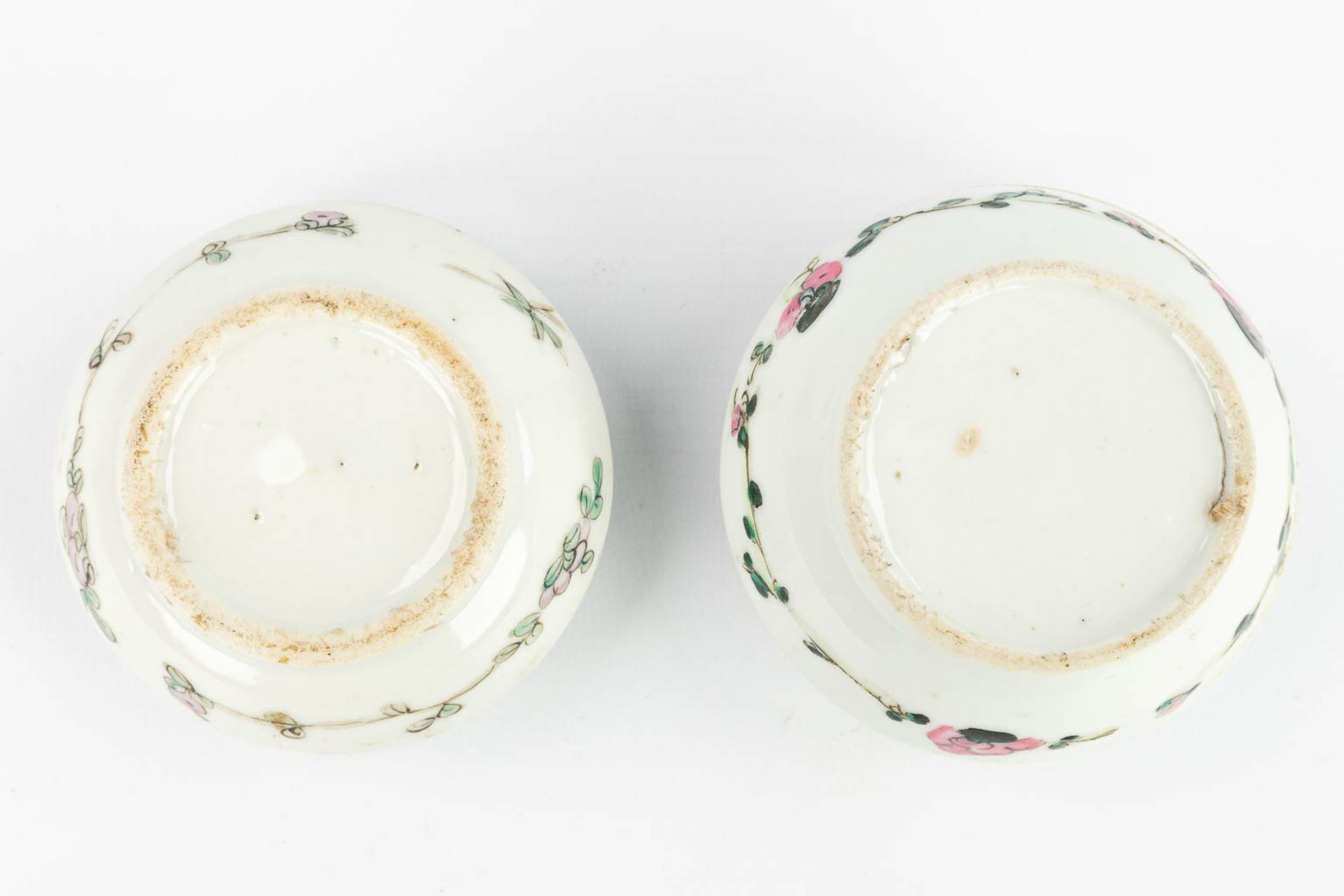 AÊset of 2 Chinese pots with lid, with hand-painted decor and made of porcelain (5 x 8,5 cm) - Image 5 of 18