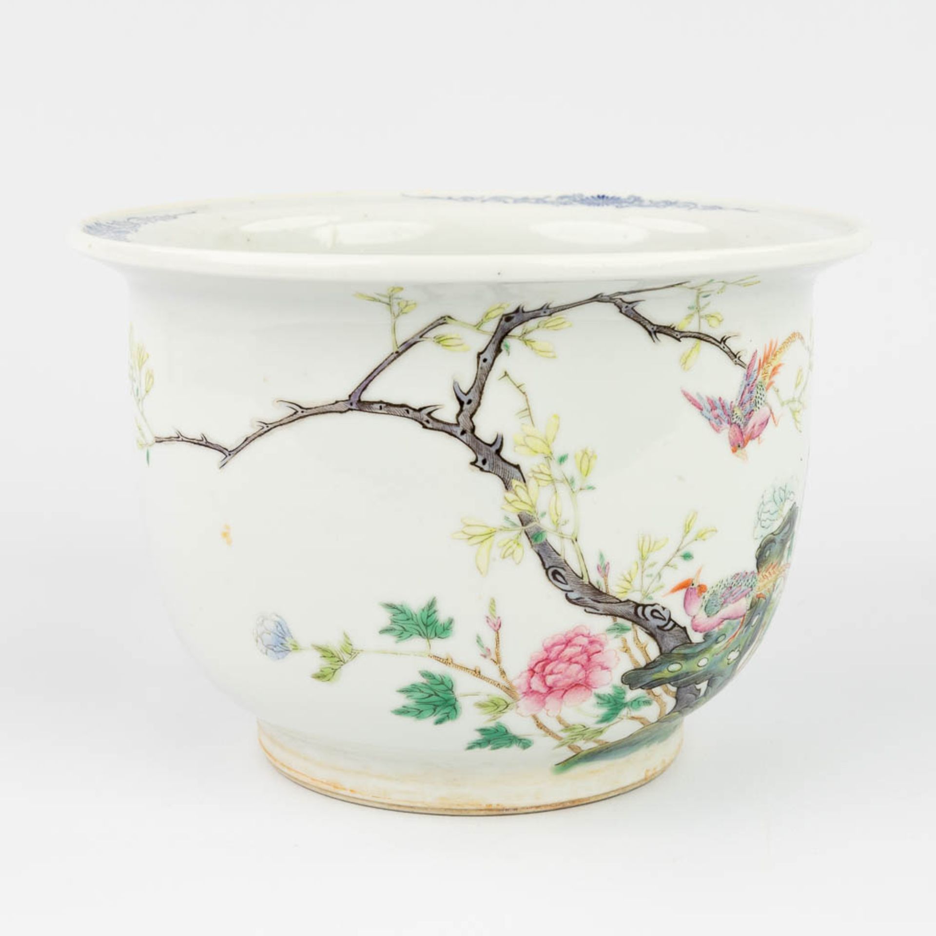 A Chinese Cache-pot flower pot made of porcelain, with a hand-painted decor of birds and flowers. (1 - Bild 9 aus 13