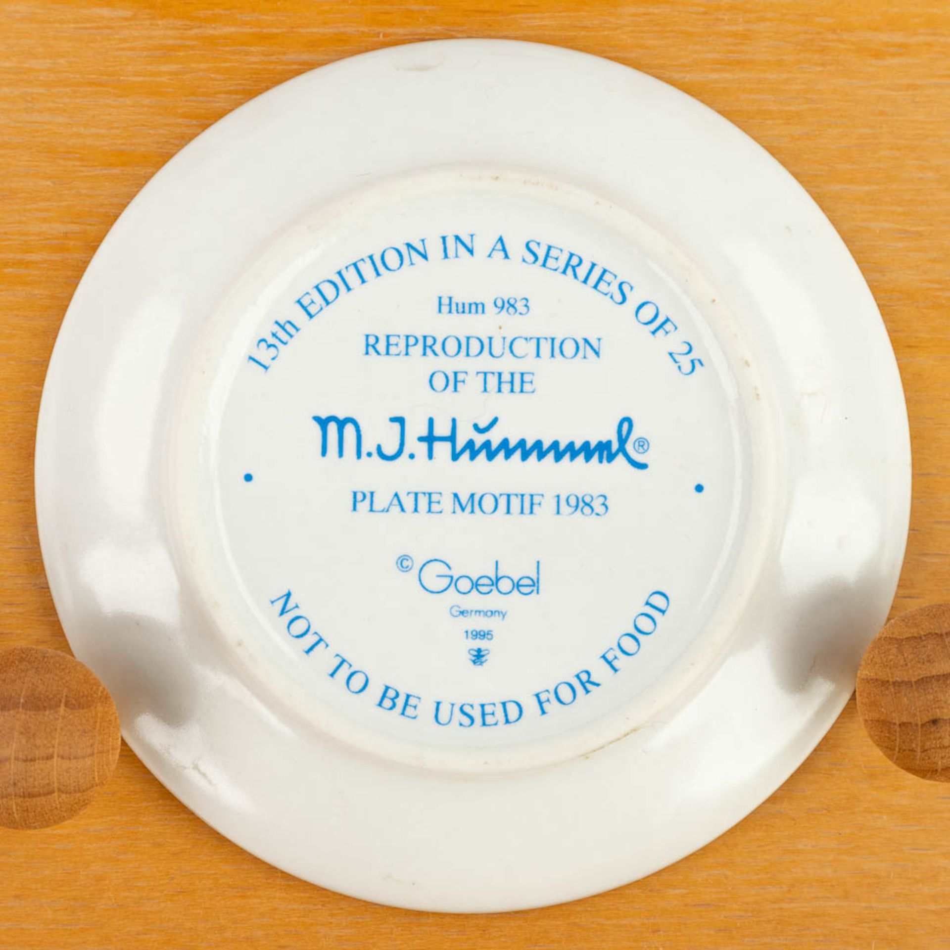Hummel, a collection of 13 plates in a wood display case. (8,3cm) - Image 5 of 14