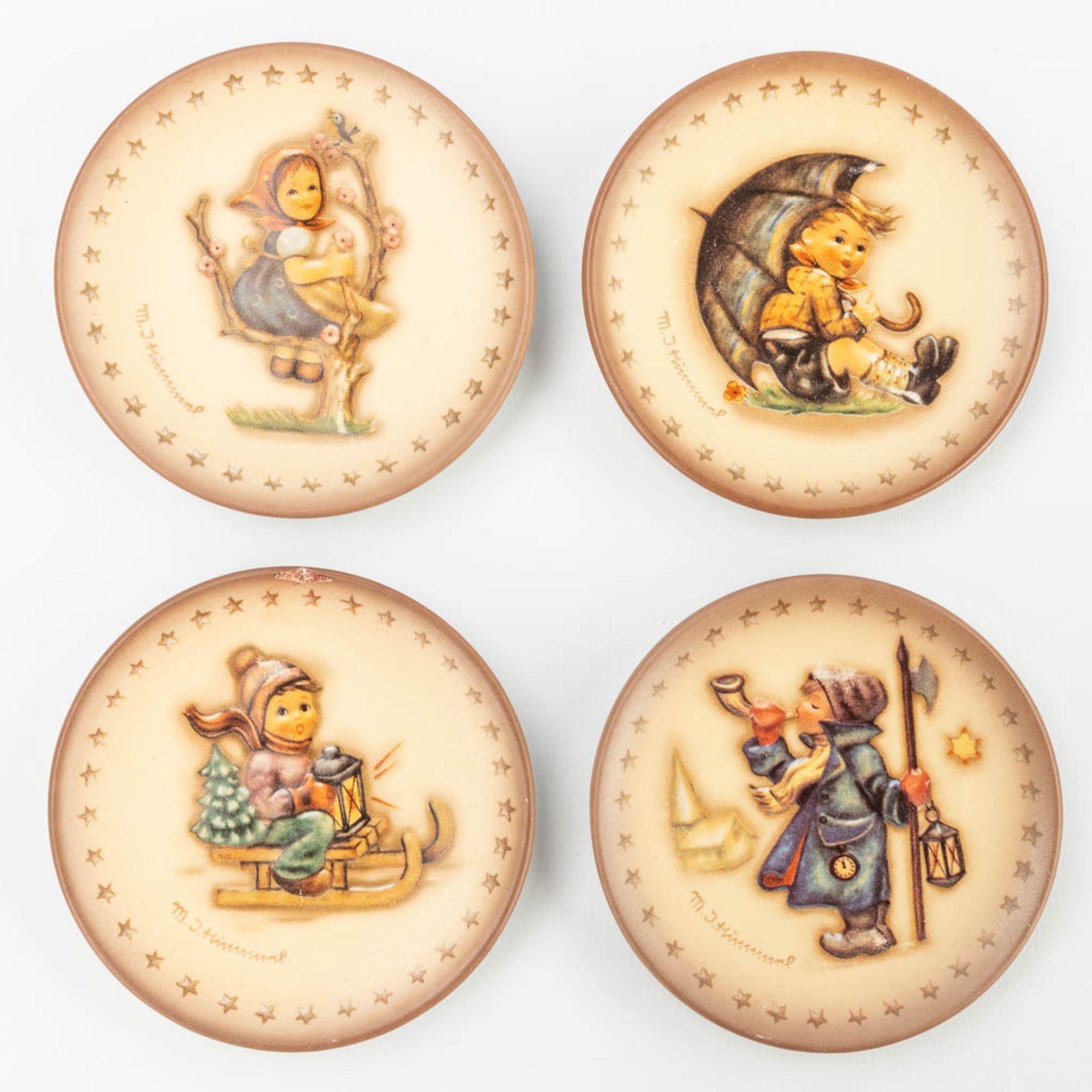 Hummel, a collection of 13 plates in a wood display case. (8,3cm) - Image 6 of 14
