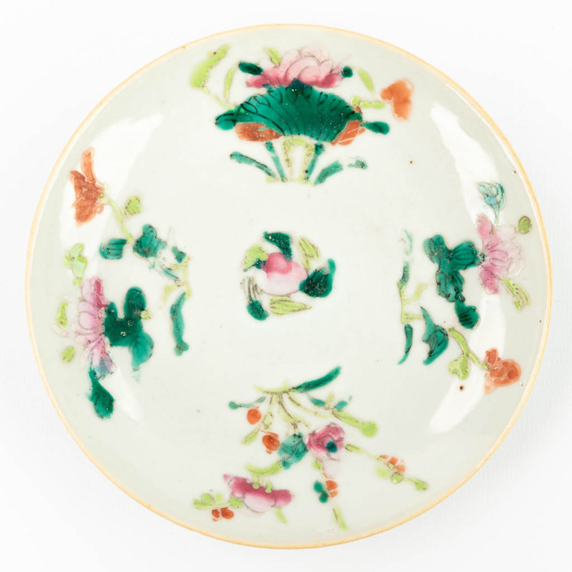 A set of 4 Chinese plates made of porcelain and decorated with peaches and flowers. (13,7 cm) - Image 7 of 14