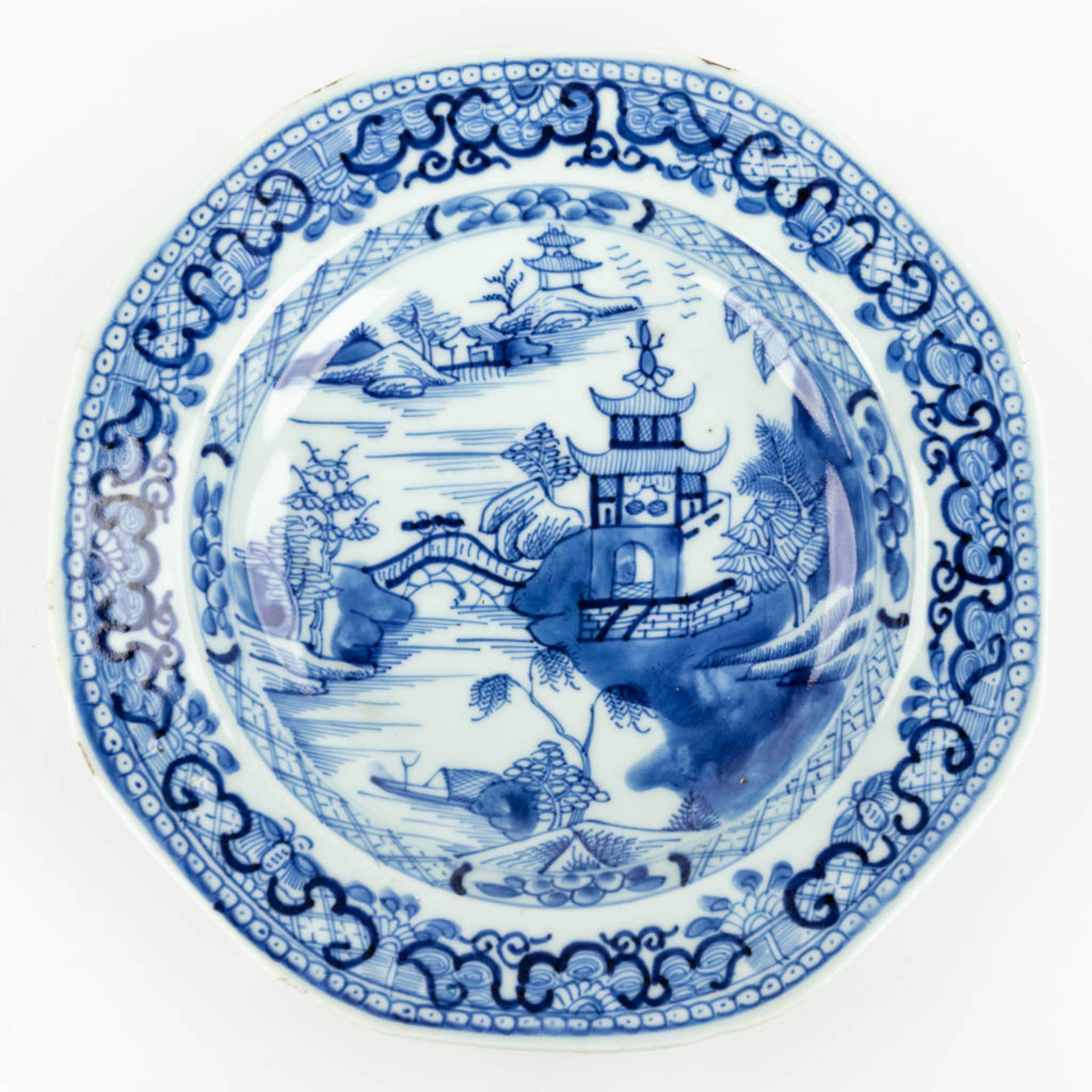 A collection of 7 Chinese plates and platters made of blue-white porcelain. (34 x 40,5 cm) - Image 19 of 23