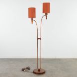 a mid-C. standing lampÊmade of copper en wood, circaÊ1950. (148cm)