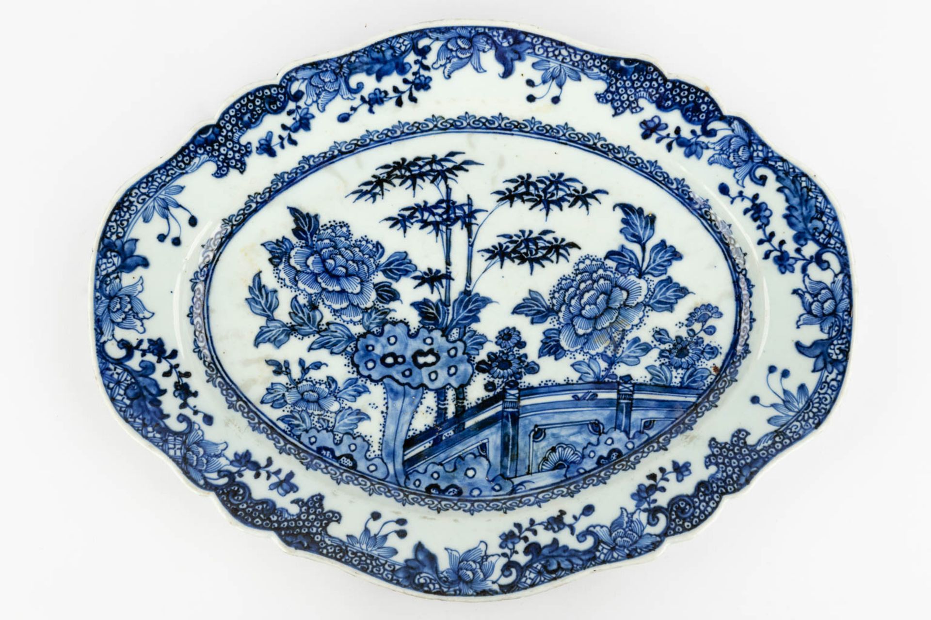 A collection of 7 Chinese plates and platters made of blue-white porcelain. (34 x 40,5 cm) - Image 21 of 23