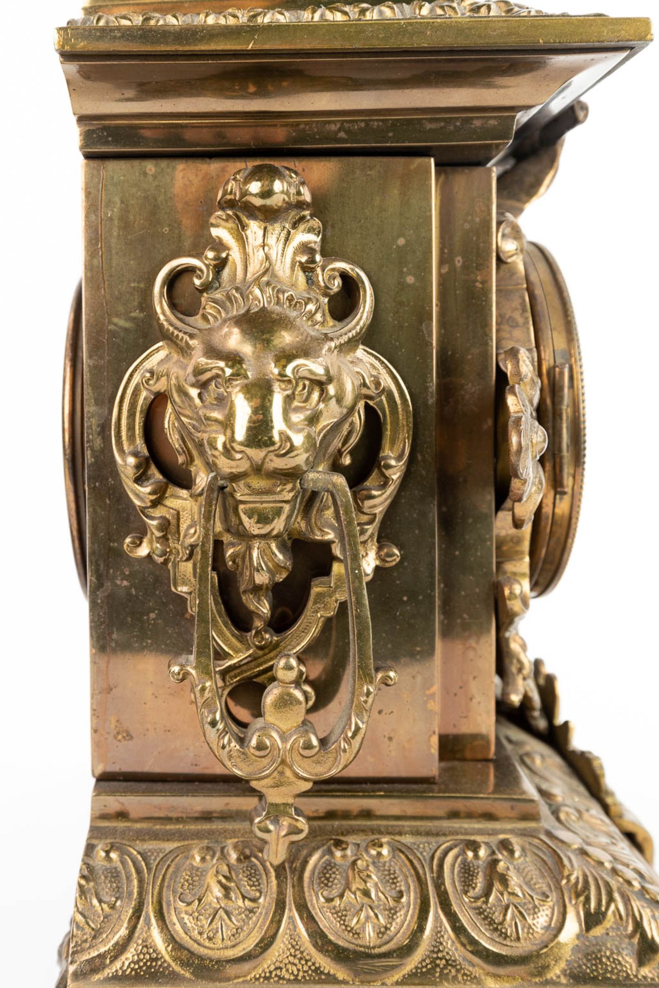 A three-piece mantle garniture clock and candelabra, made of bronze. (20 x 29 x 45cm) - Image 16 of 17