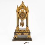 A table column clock made of gilt bronze in a gothic revival style. (11 x 19,5 x 43cm)