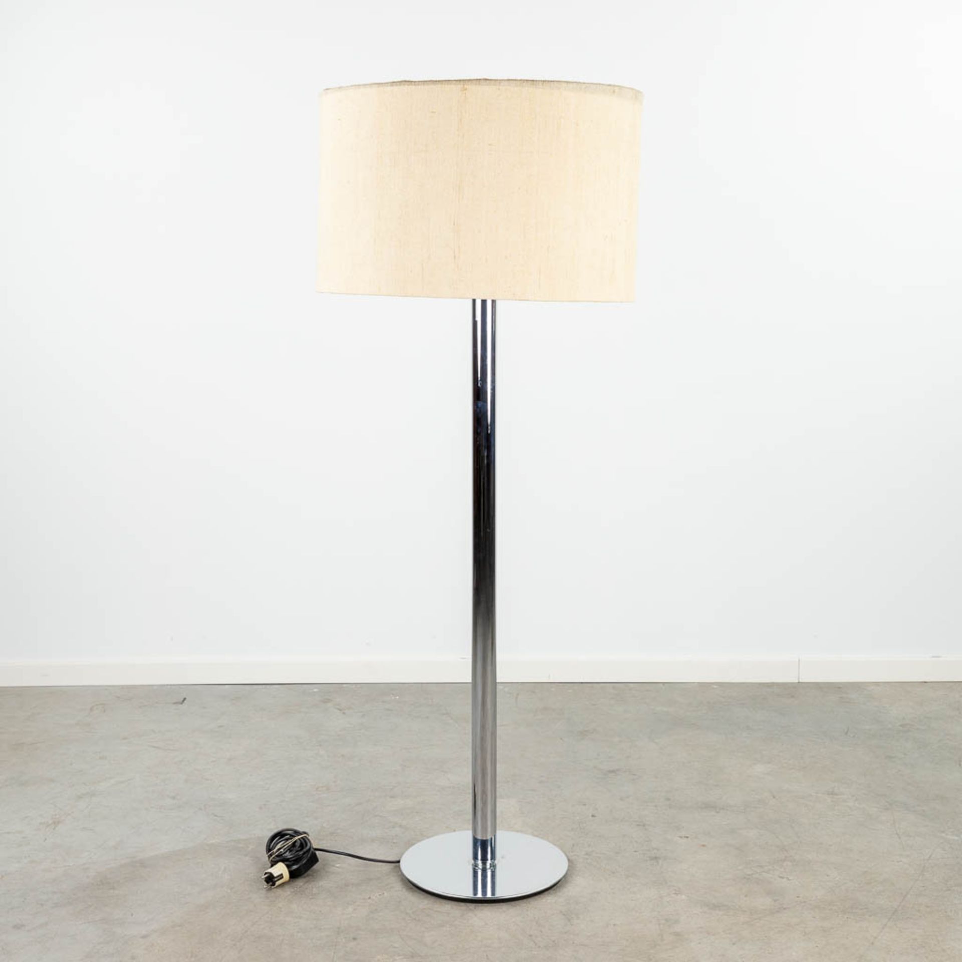 A mid-C. floor lamp with original lampshade, Germany, circa 1960. (150 x 34cm) - Bild 4 aus 13