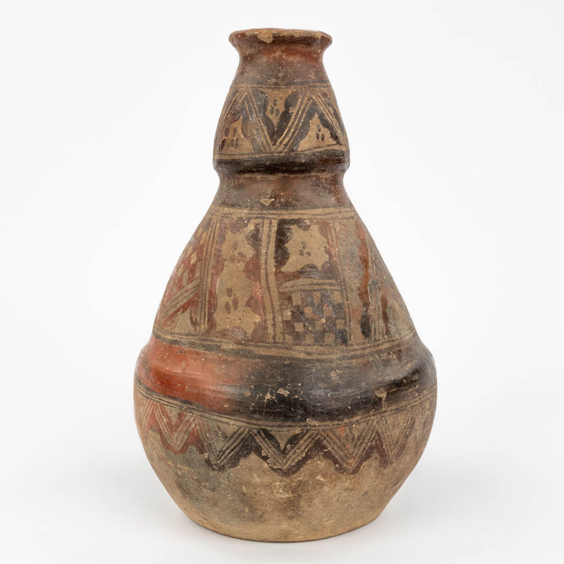 A vase probably of Northern African origin. (24 x 15cm) - Image 5 of 14