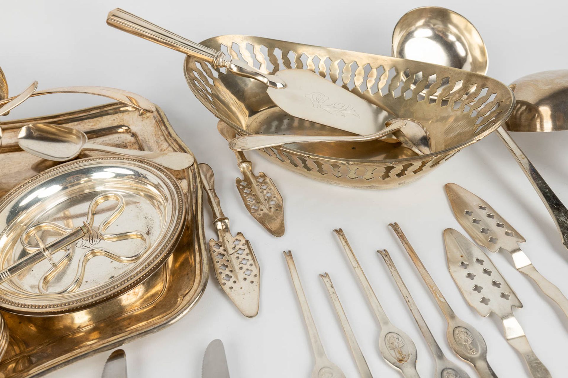 A large collection of cutlery and table accessories made of silver-plated metal. - Image 10 of 12