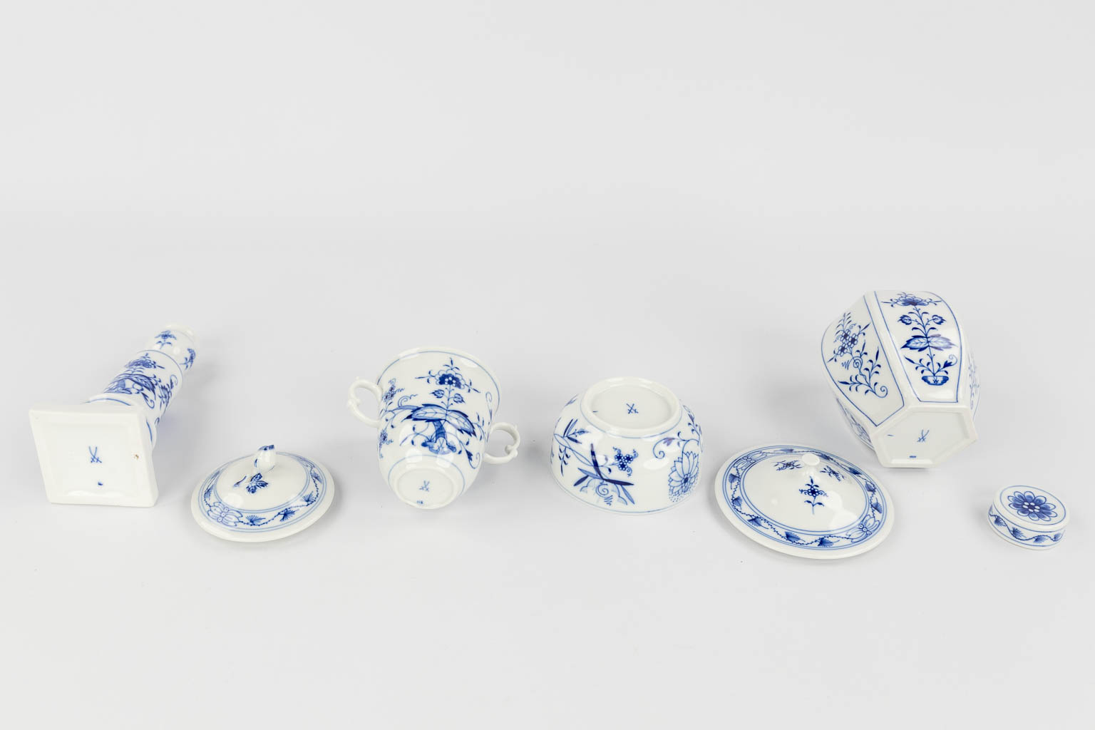 Meissen Zwiebelmunster, a large collection of Items accessories and parts of a dinner serviceÊmade o - Image 13 of 25