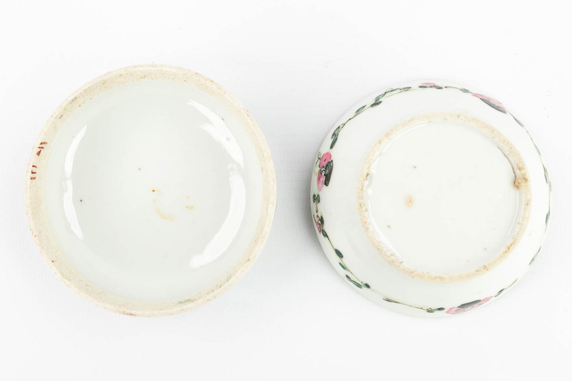 AÊset of 2 Chinese pots with lid, with hand-painted decor and made of porcelain (5 x 8,5 cm) - Image 6 of 18
