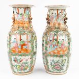 A pair of Chinese vases made of porcelain with Kanton decor. (46,5 x 21 cm)