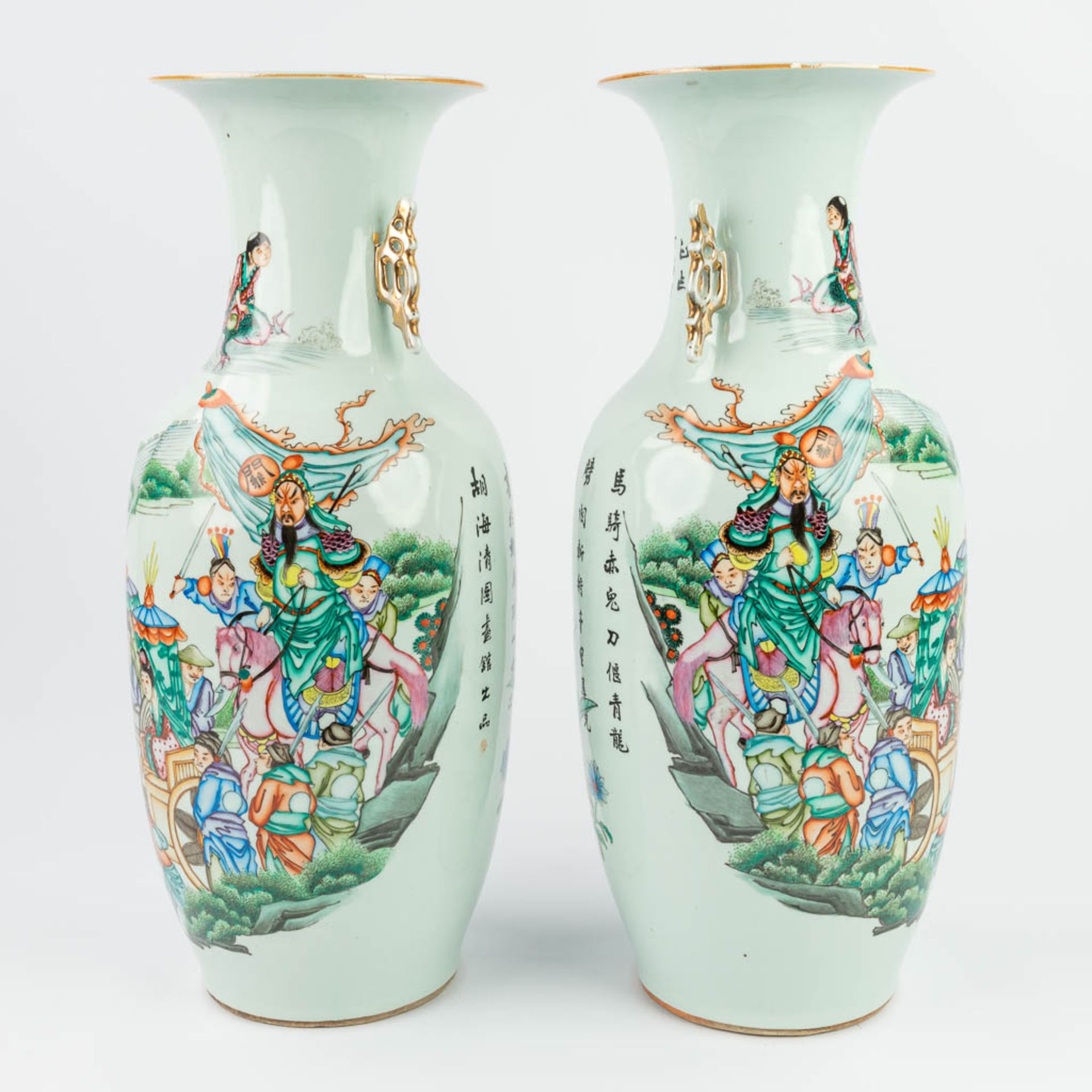 A pair of Chinese vases made of glazed porcelain with a double decor (57 x 24 cm) - Bild 15 aus 17