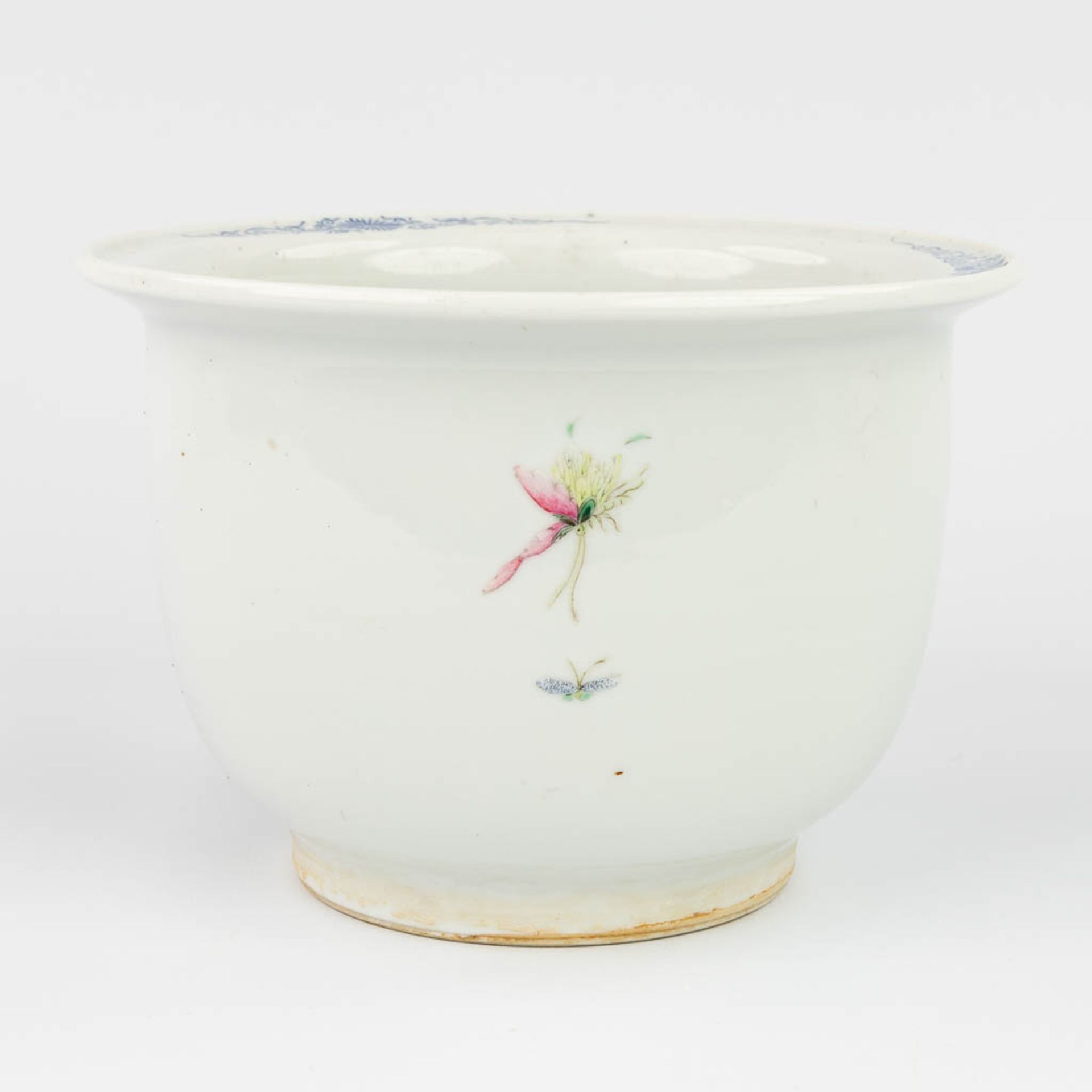 A Chinese Cache-pot flower pot made of porcelain, with a hand-painted decor of birds and flowers. (1 - Bild 2 aus 13