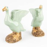 A pair of Chinese ducks made of celadon porcelain and marked (9,5 x 20,5 x 25 cm)