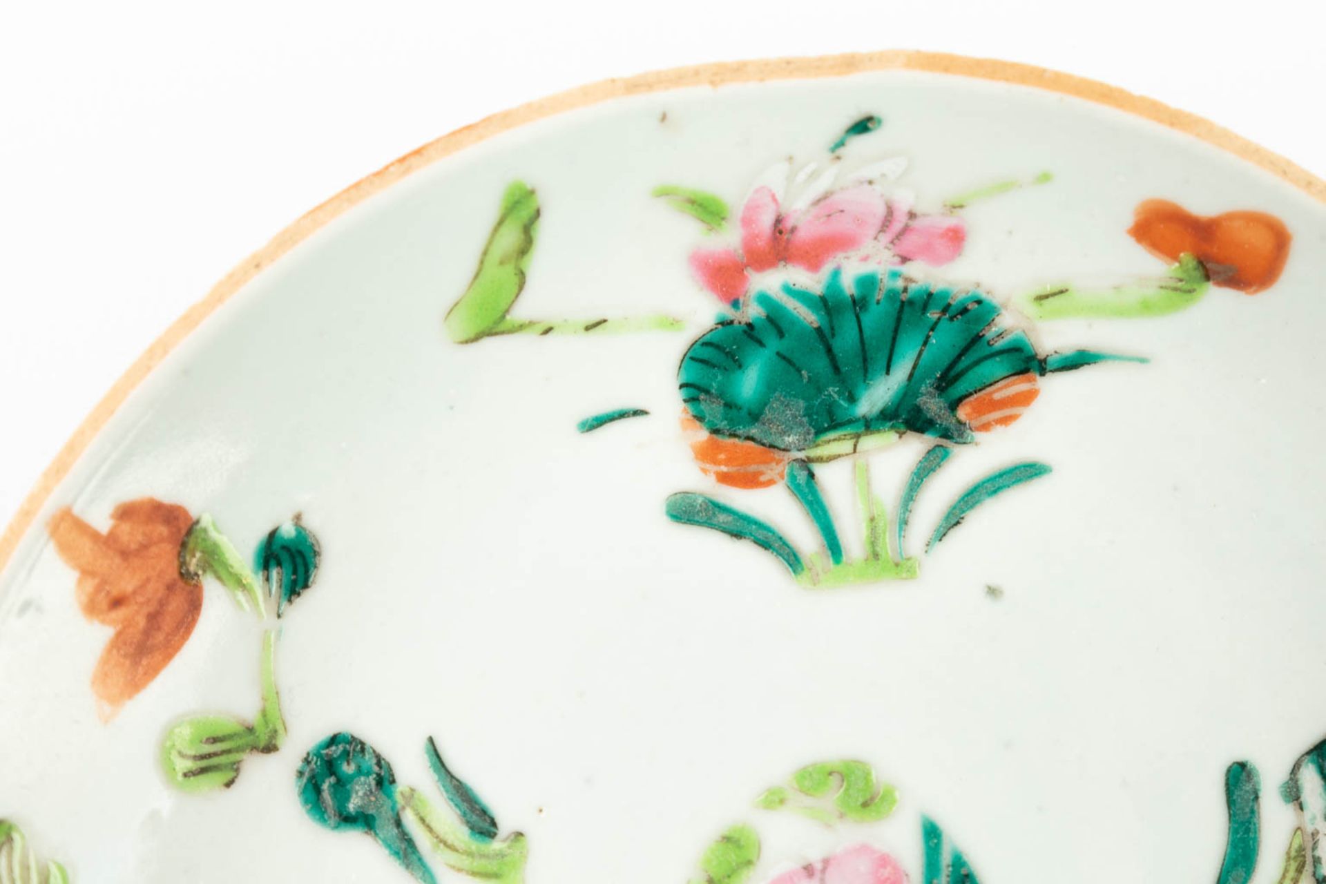 A set of 4 Chinese plates made of porcelain and decorated with peaches and flowers. (13,7 cm) - Image 6 of 14