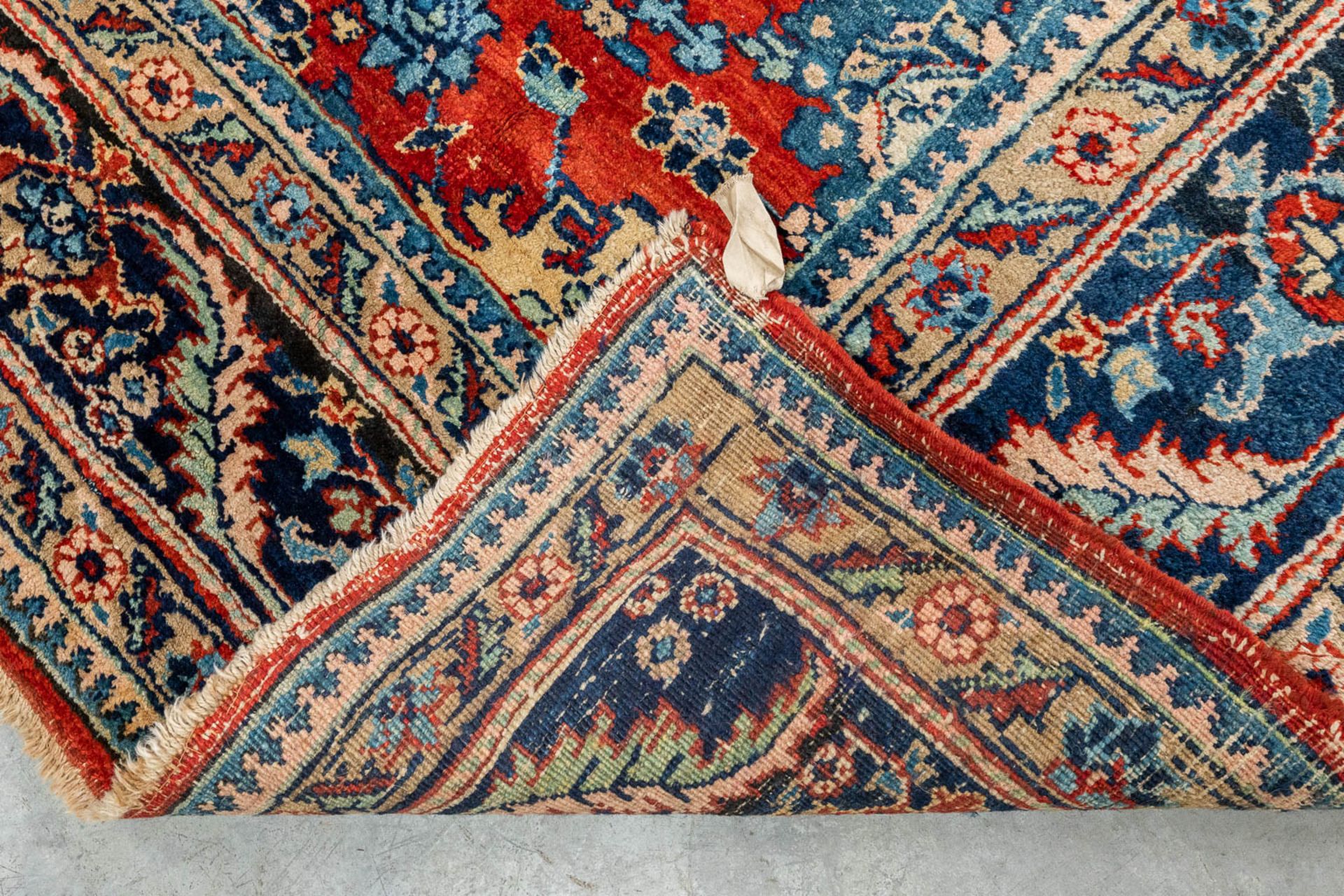 An Oriental hand-made carpet, Sarough. (315 x 230 cm) - Image 4 of 9