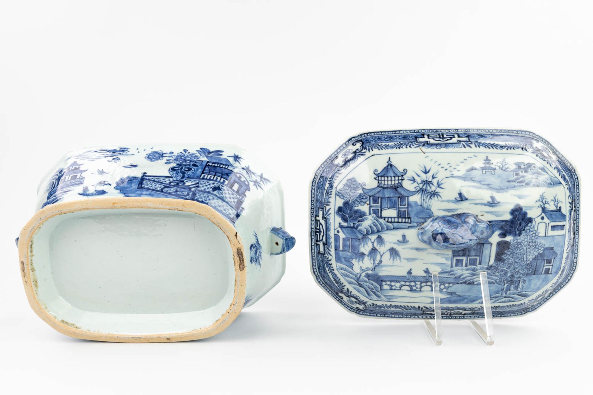 A Chinese soup tureen made of blue-white porcelain. (22 x 31 x 22 cm) - Image 9 of 15
