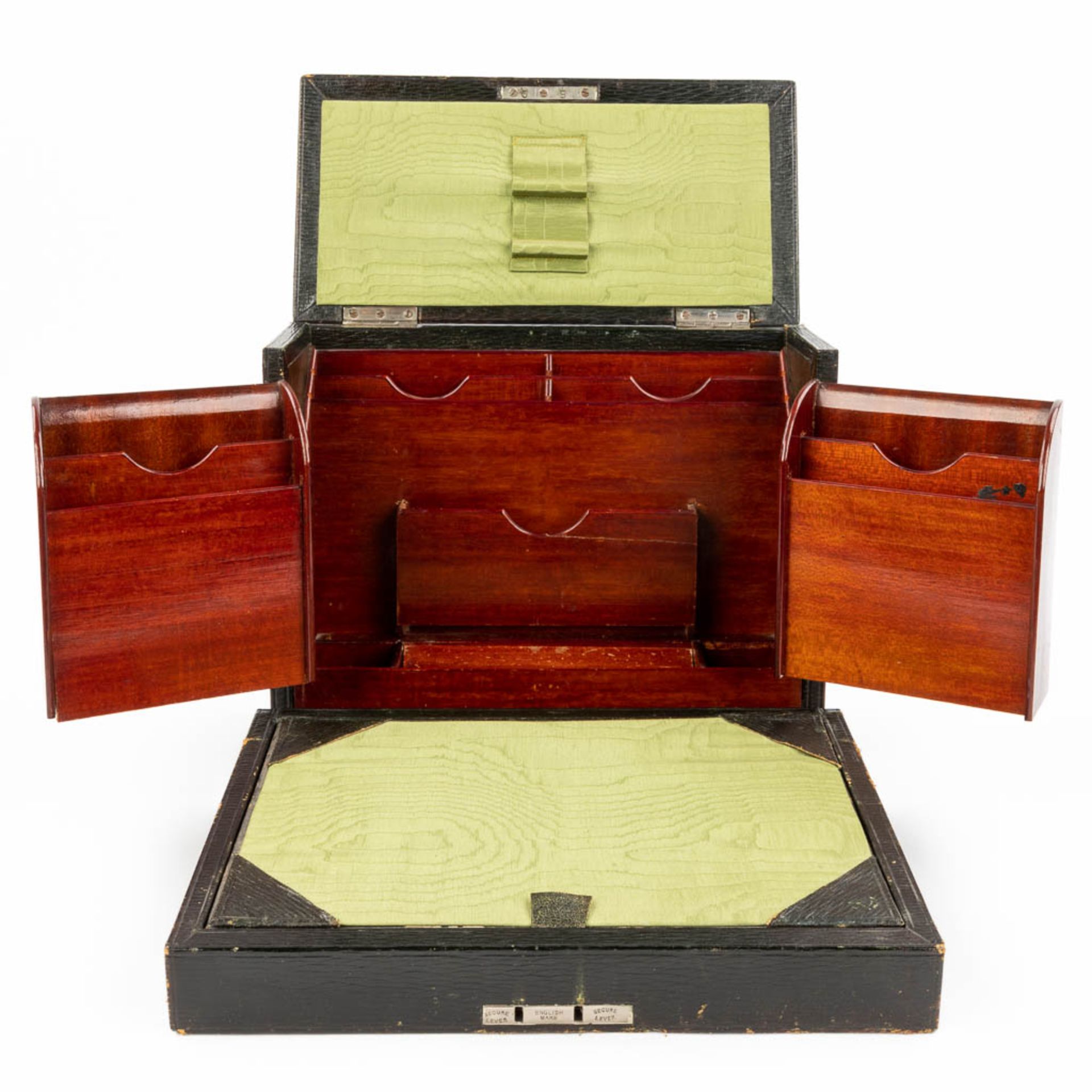 A travellers writing box, made in the UK. (13,5 x 27 x 23cm) - Image 3 of 17