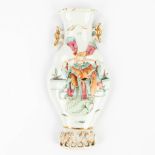 A Chinese pic-fleur made of porcelain and decorated with an emperor (9,3 x 19,3 cm)