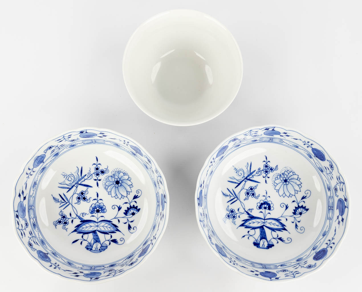 Meissen Zwiebelmunster, a large collection of Items accessories and parts of a dinner serviceÊmade o - Image 24 of 25
