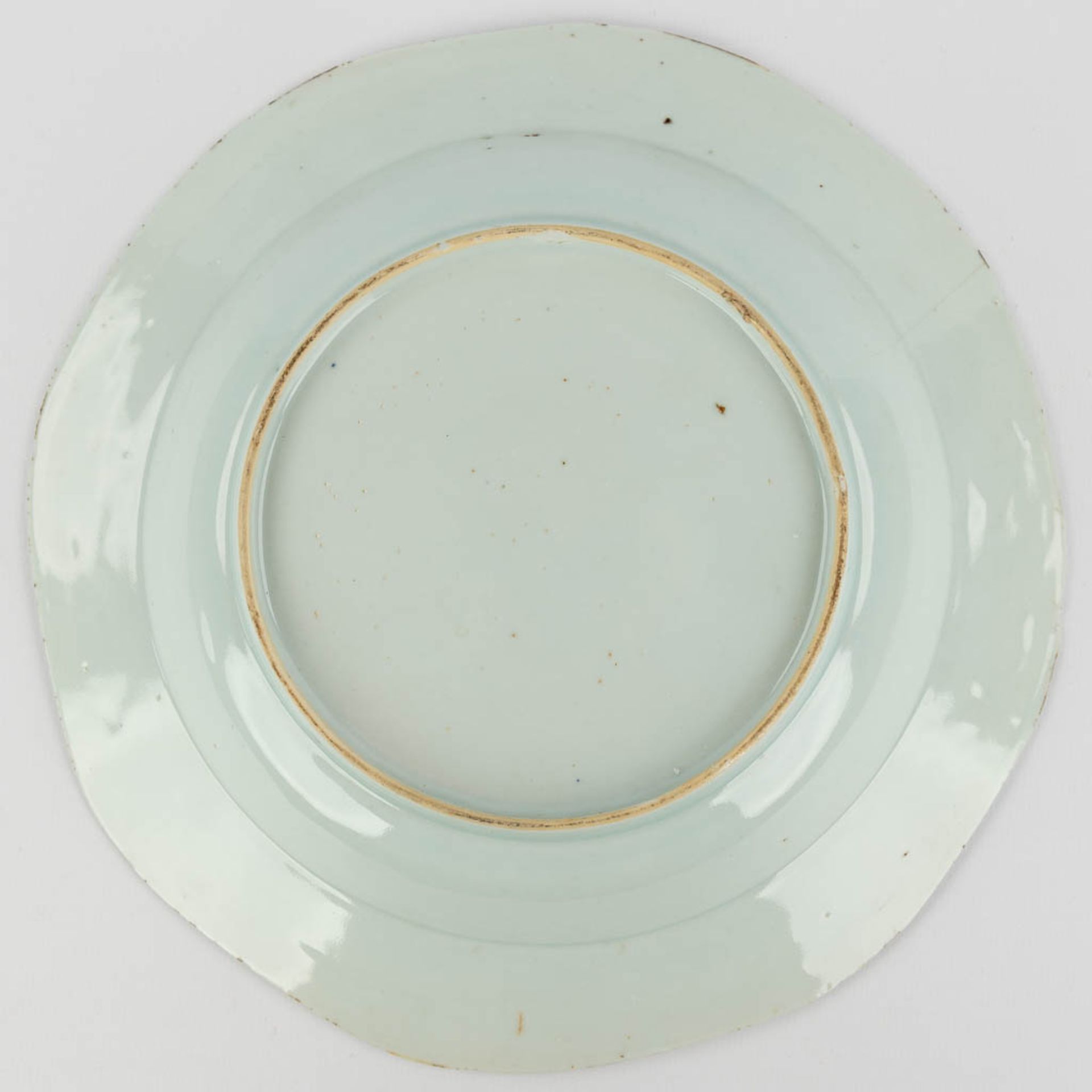 A collection of 7 Chinese plates and platters made of blue-white porcelain. (34 x 40,5 cm) - Image 4 of 23