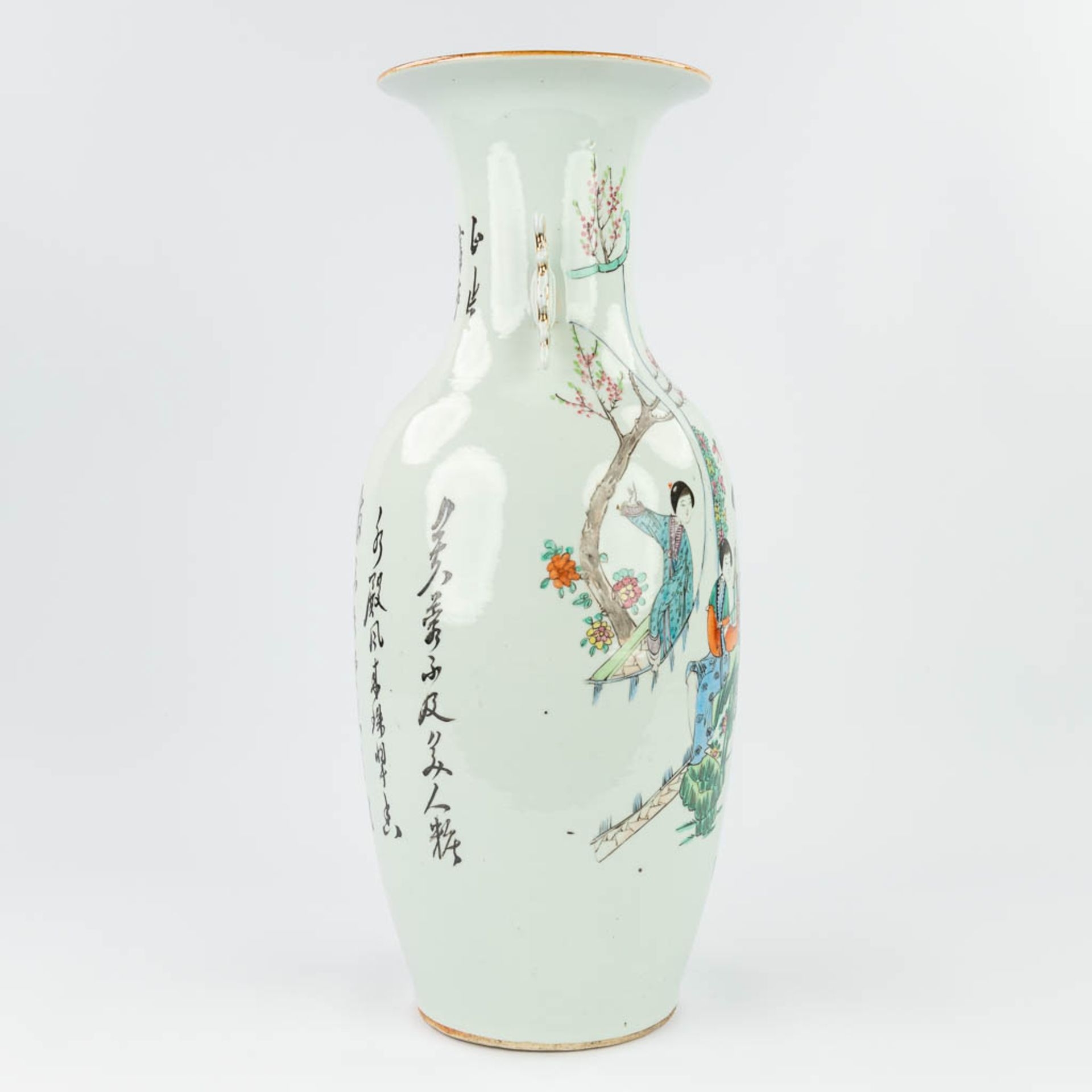 A Chinese vase decorated with a hand-painted decor of ladies. (57 x 23 cm) - Bild 2 aus 12