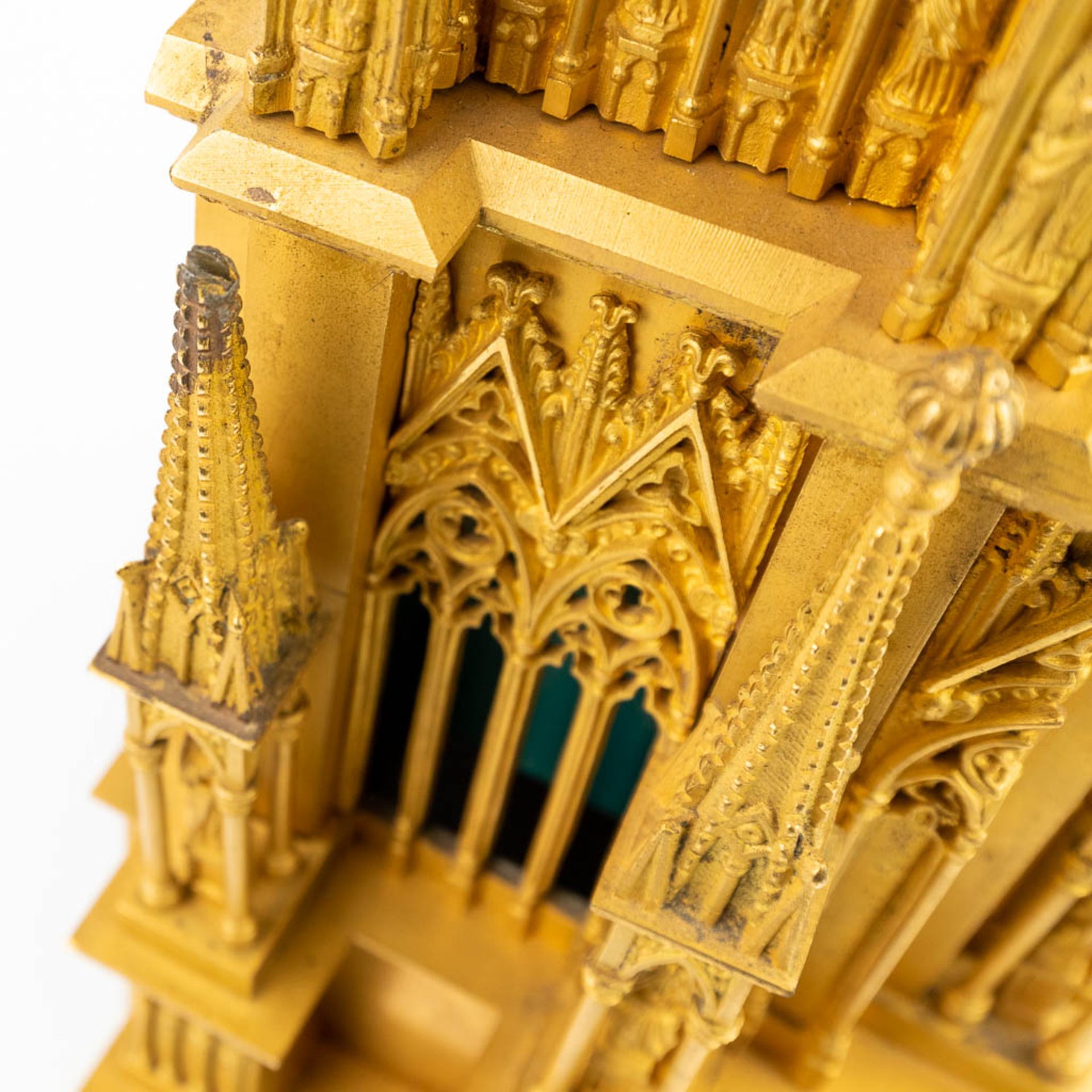 Cathedrale de Reims, an exceptional mantle clock made of gilt bronze. (15 x 31 x 47cm) - Image 10 of 16