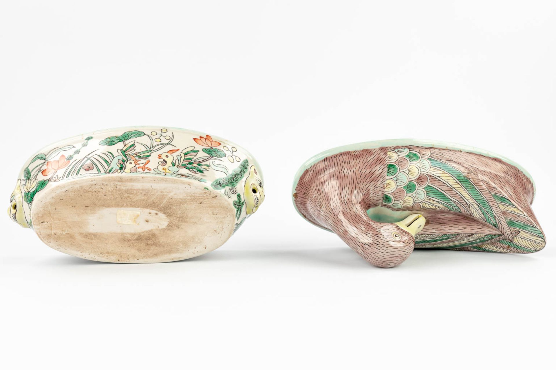 A figurative tureen in the shape of a duck, with hand-painted decor. (17 x 32 x 22cm) - Image 7 of 13