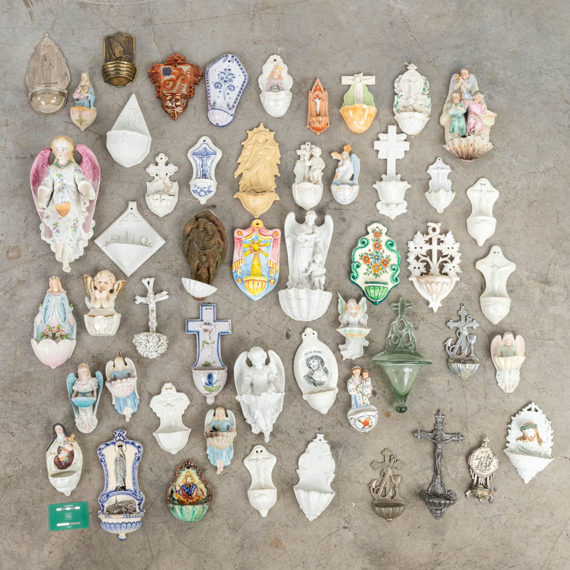A collection of holy water fonts, made of ceramics, porcelain and wood. 20th C. (15 x 30cm) - Image 2 of 10