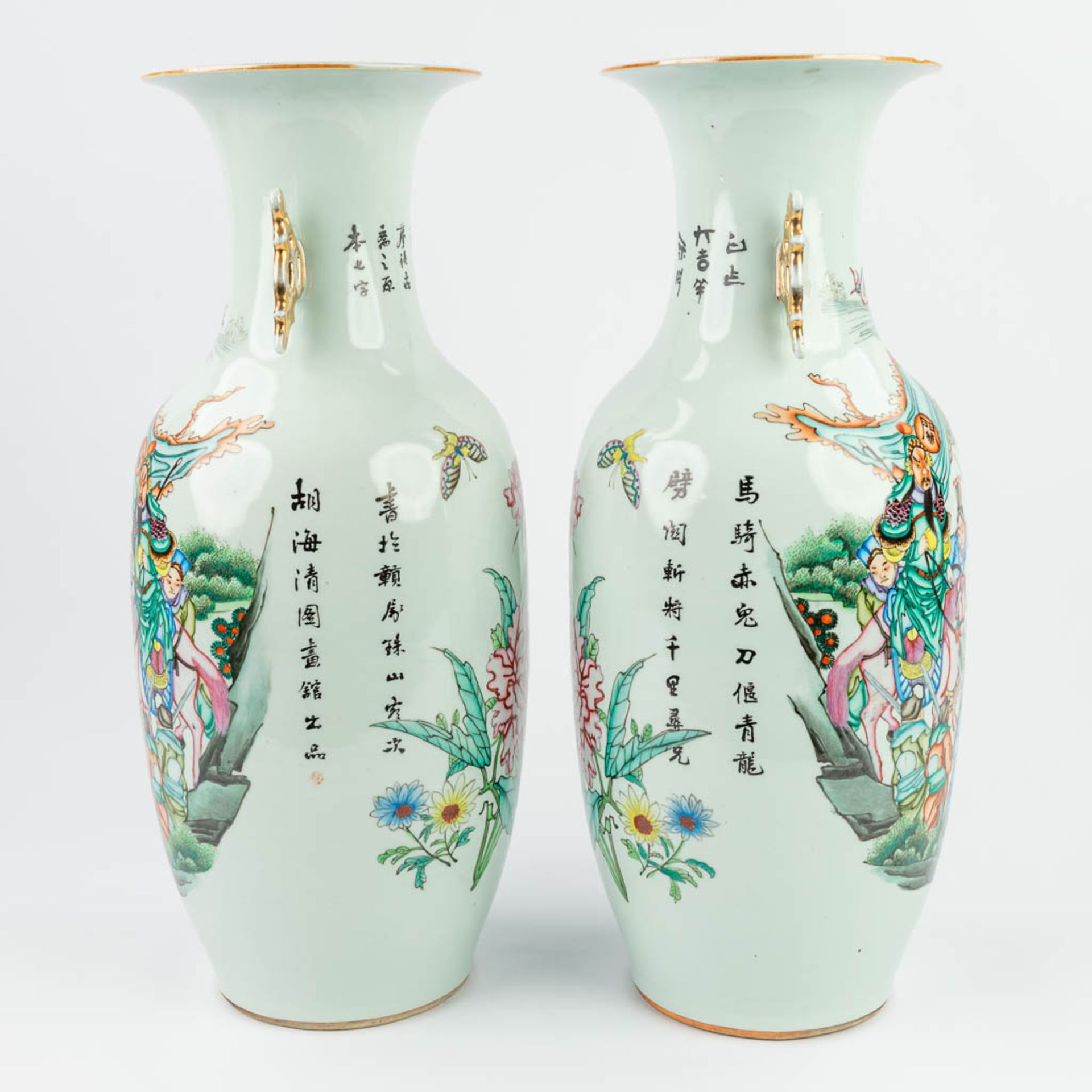 A pair of Chinese vases made of glazed porcelain with a double decor (57 x 24 cm) - Bild 7 aus 17