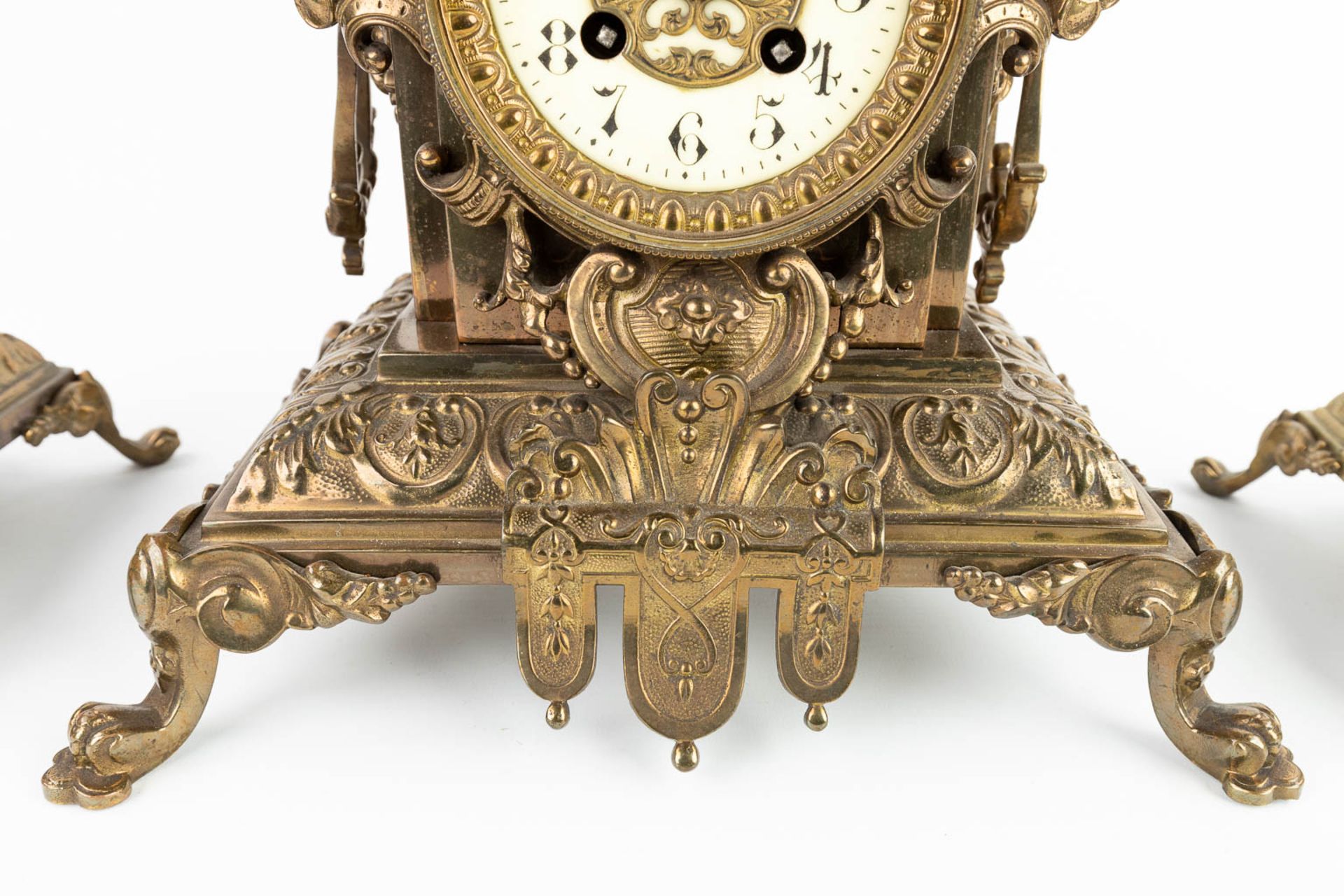 A three-piece mantle garniture clock and candelabra, made of bronze. (20 x 29 x 45cm) - Image 15 of 17