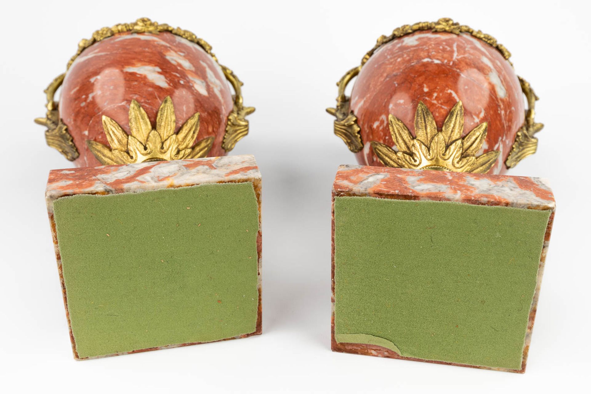 A pair of cassolettes made of red marble mounted with gilt bronze. (16 x 18 x 44,5cm) - Bild 10 aus 12