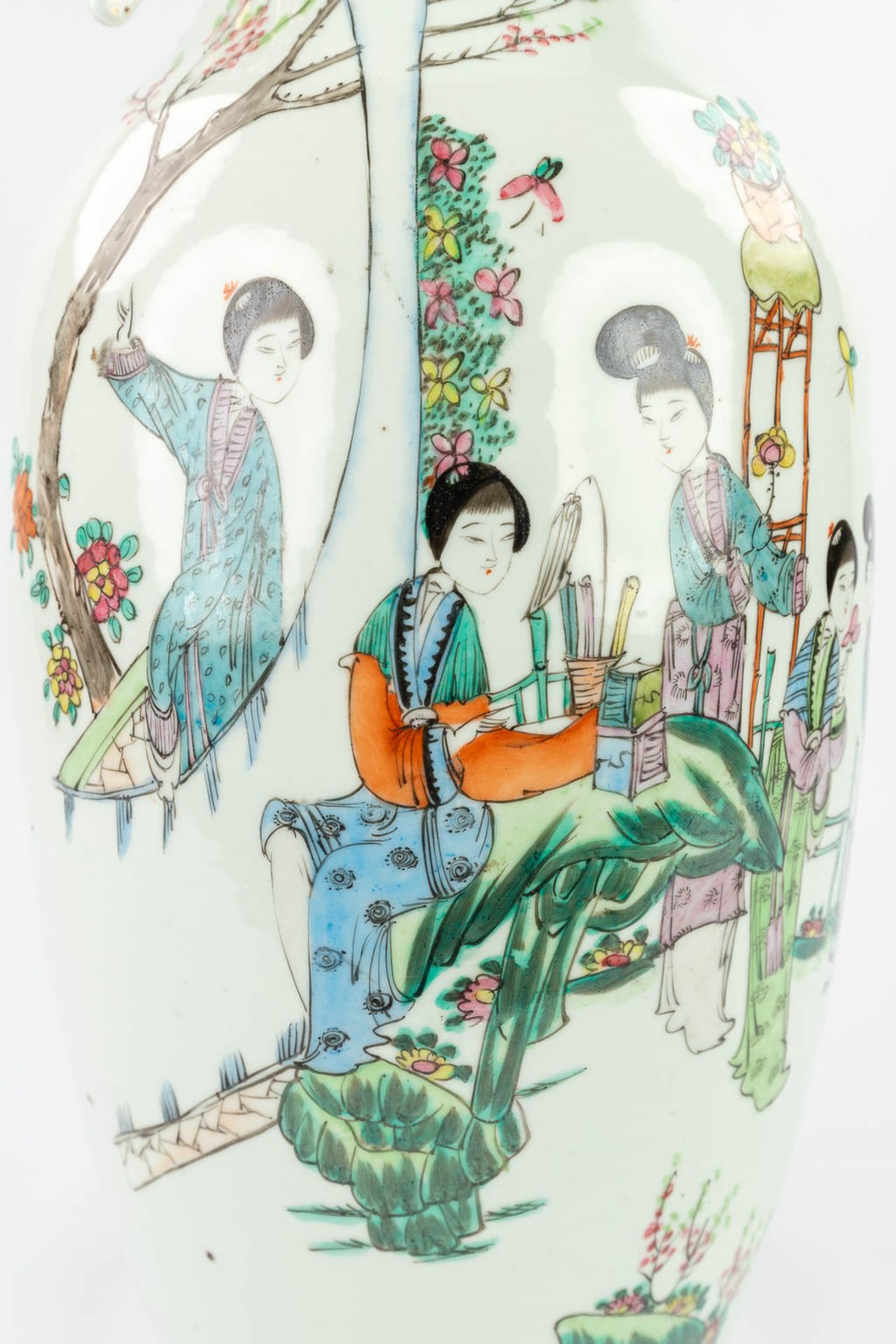 A Chinese vase decorated with a hand-painted decor of ladies. (57 x 23 cm) - Bild 6 aus 12