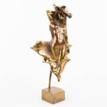 A modern statue 'Girl with the hat'Êmade of bronze, marked J.P. Defoor. (25,5cm)
