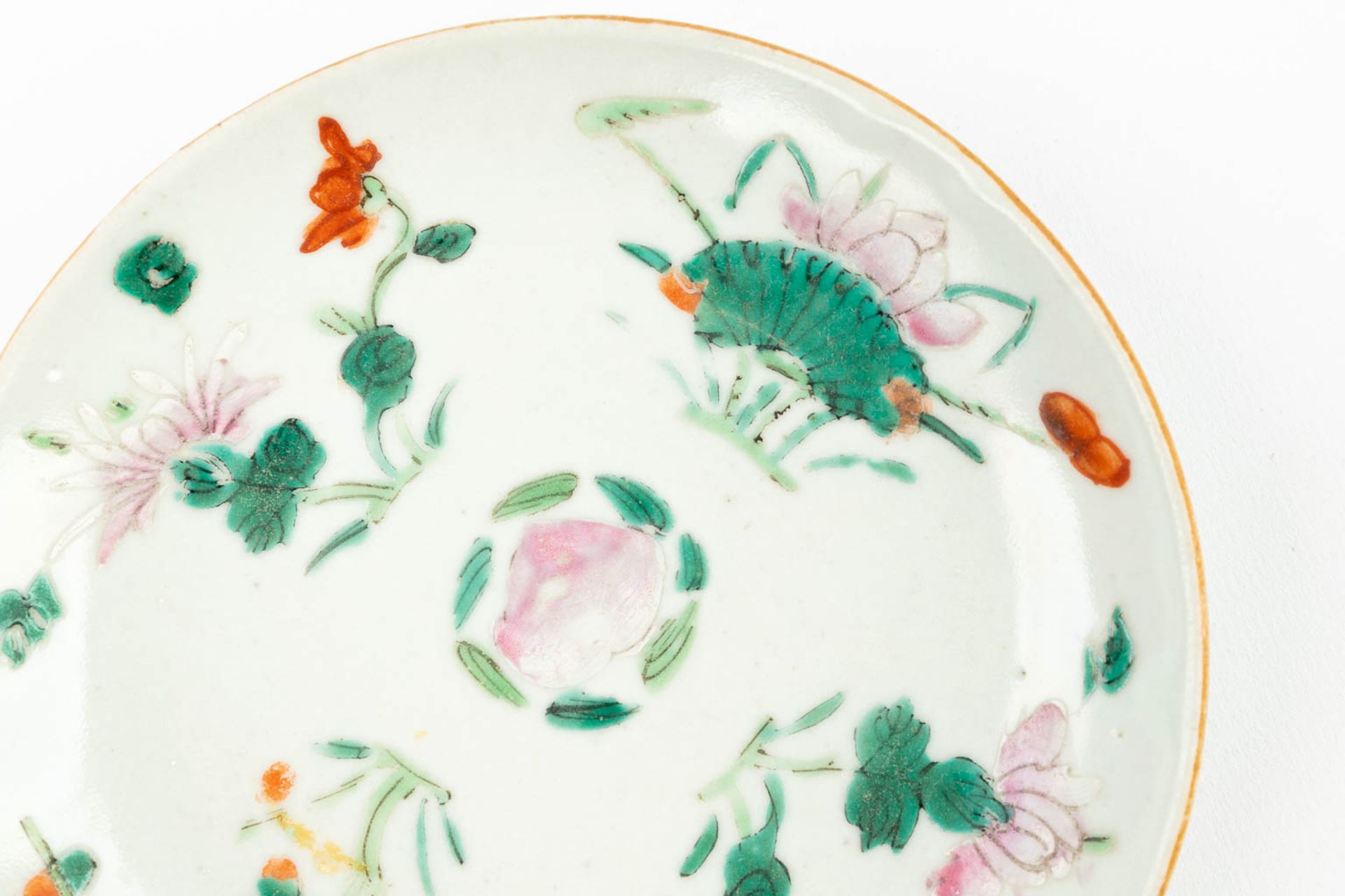 A set of 4 Chinese plates made of porcelain and decorated with peaches and flowers. (13,7 cm) - Image 13 of 14